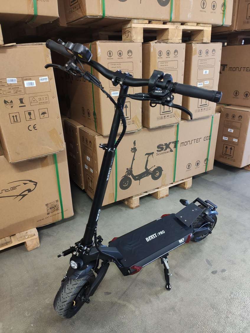 GEBRAUCHT - SXT Beast PRO - Der Scooter stammt aus einer Kundenrücksendung und befindet sich in einem guten technischen und optischen Zustand. Ein Resultat konsequenter Weiterentwicklung – der SXT BEAST PRO! In der Klasse der High Performance Elektroscoot