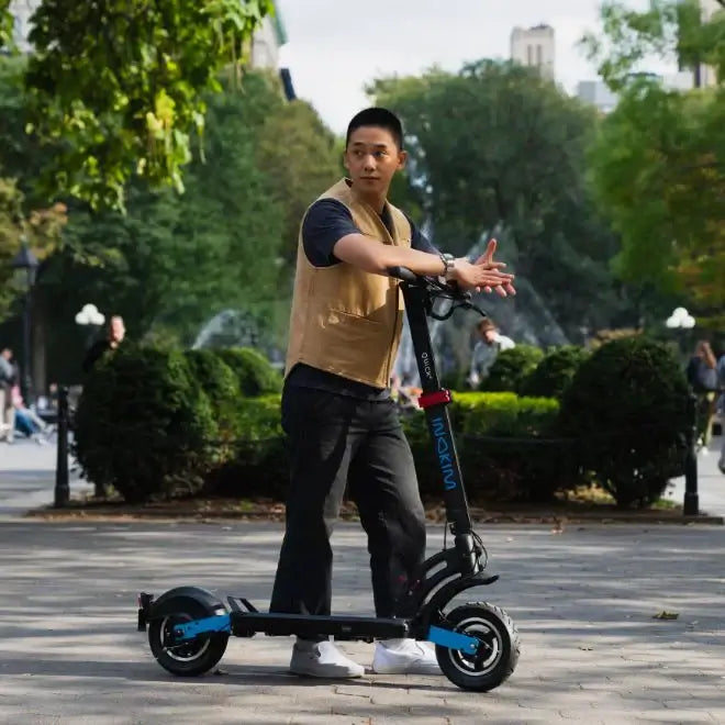 Quick 4 E-Scooter - Leistungsstarker 600W Motor: Erreiche Geschwindigkeiten bis zu 40 km/h. Große Reichweite: Bis zu 70 km mit einer einzigen Ladung. Faltbares Design: Einfach zu transportieren und zu lagern. Komfortable Fahrt: 10-Zoll-Luftreifen und Stoß