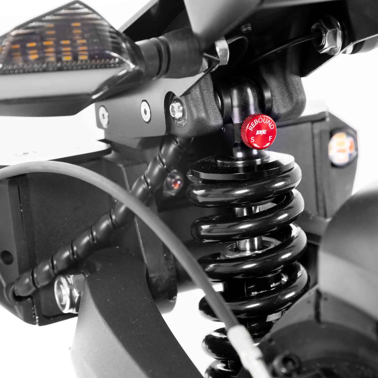 Beast Pro E-Scooter - 4.800 W max. Motorleistung hydraulische, einstellbare Stoßdämpfer vorne & hinten Lenkungsdämpfer an der Vorderachse 60V Lithiumakku mit einer Kapazität von 28.8 Ah Allradantrieb ACHTUNG!!! Das Modell ist im Bereich der StVZO nicht zu