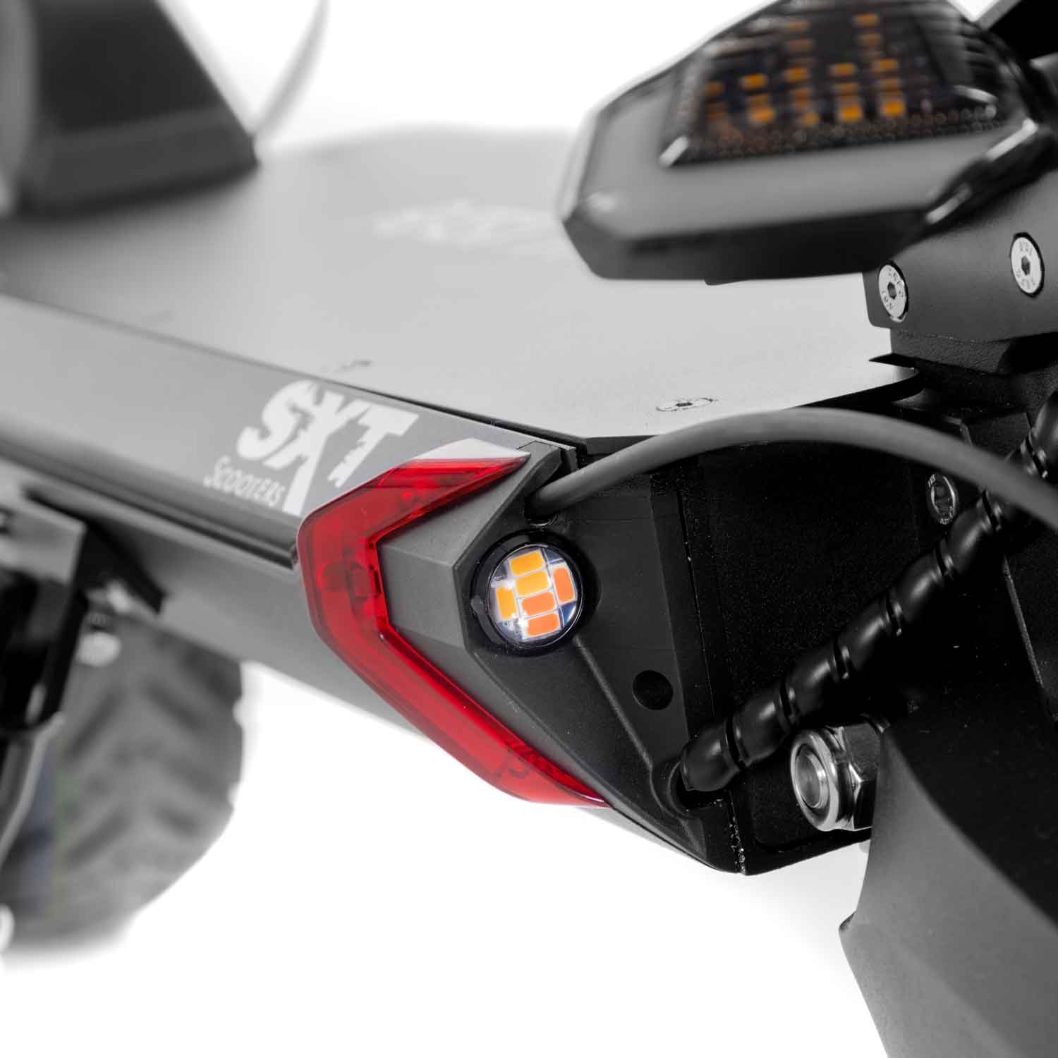 Beast Pro E-Scooter - 4.800 W max. Motorleistung hydraulische, einstellbare Stoßdämpfer vorne & hinten Lenkungsdämpfer an der Vorderachse 60V Lithiumakku mit einer Kapazität von 28.8 Ah Allradantrieb ACHTUNG!!! Das Modell ist im Bereich der StVZO nicht zu