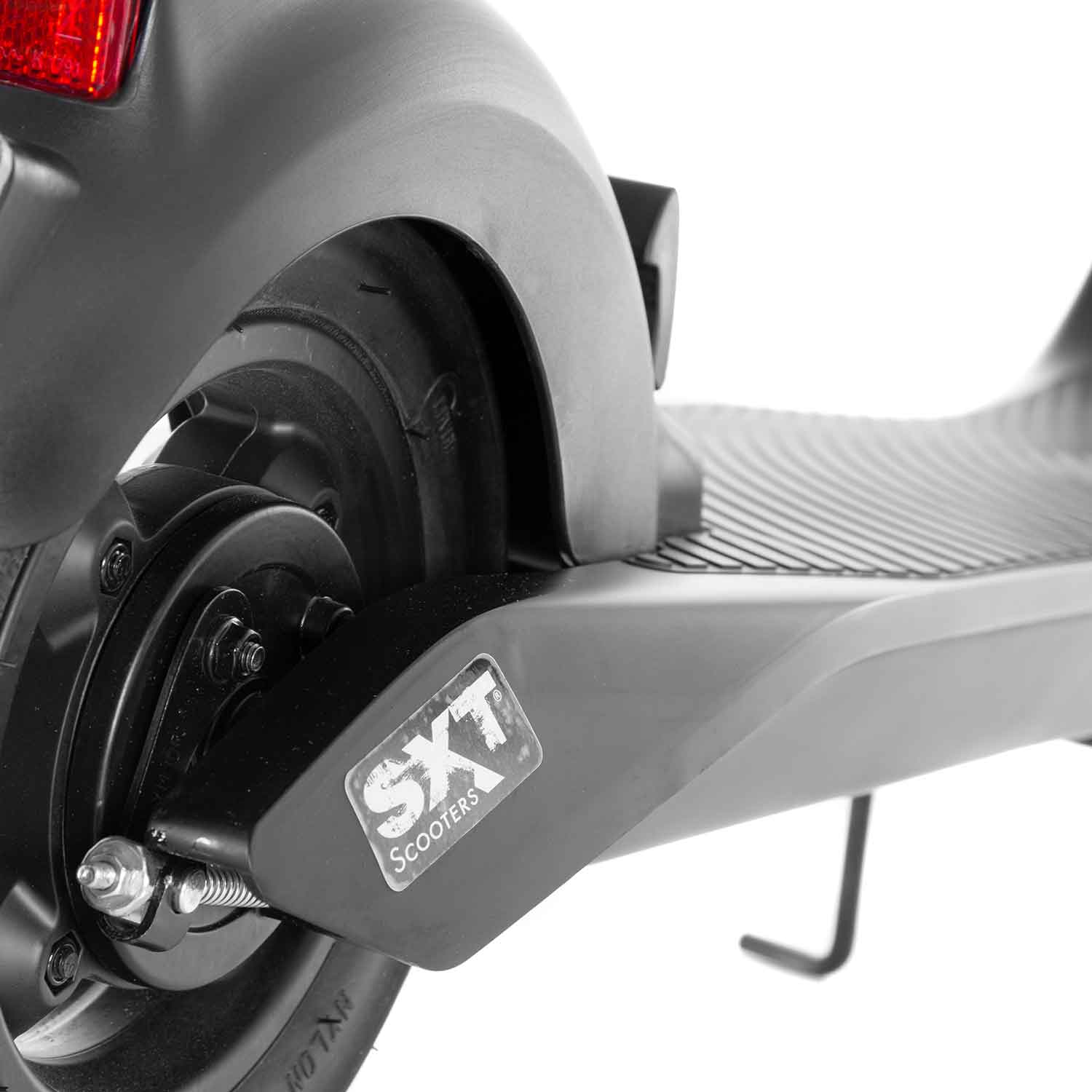 Tito eKFV E-Scooter - Straßenzulassung (eKFV): Legal im Straßenverkehr. Leistung: 20 km/h und bis zu 25 km Reichweite. Robustes Design: Abklappbare Lenkerstange, integriertes LCD-Display. Zuverlässiger Motor: Langlebiger bürstenloser Nabenmotor. Konnektiv