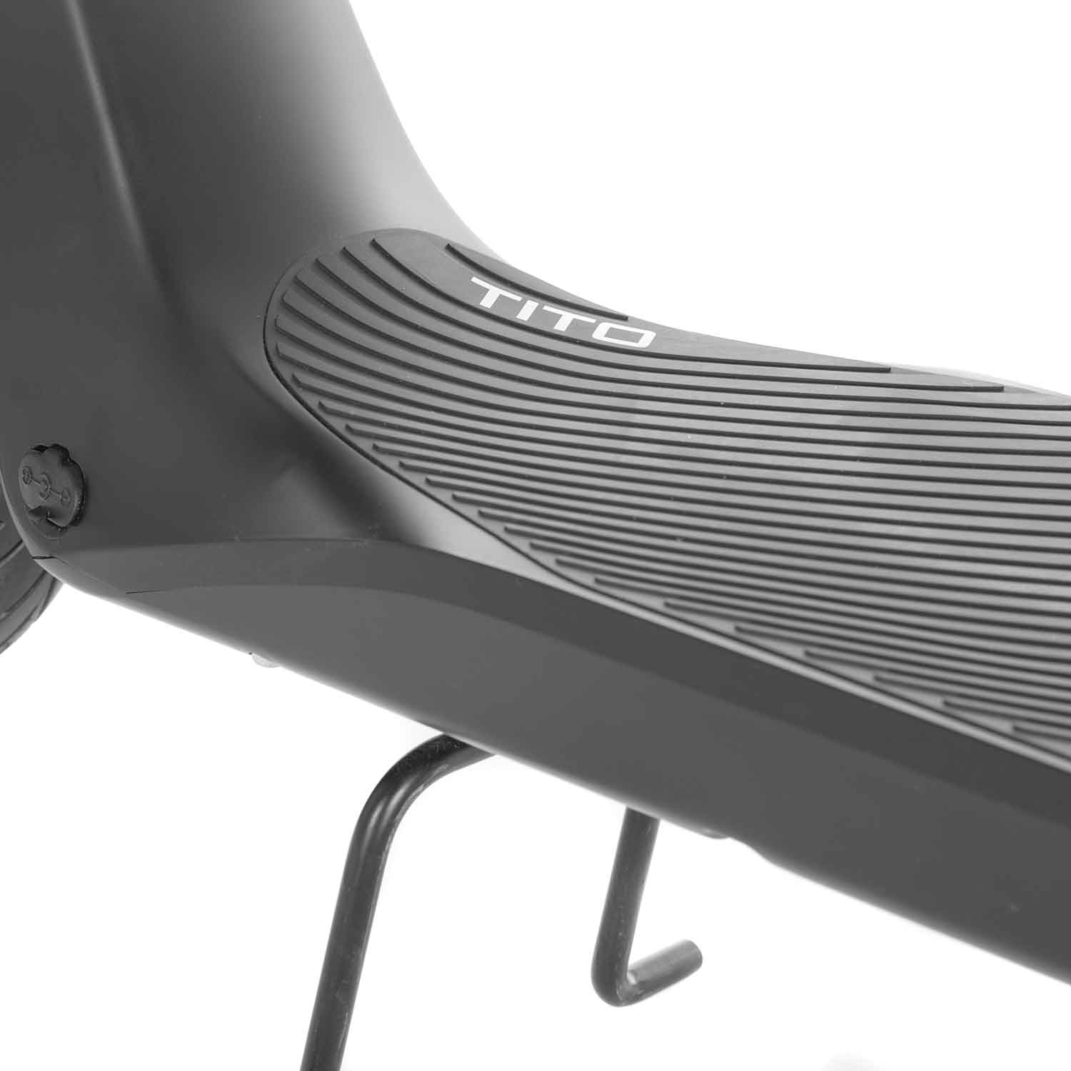 Tito eKFV E-Scooter - Straßenzulassung (eKFV): Legal im Straßenverkehr. Leistung: 20 km/h und bis zu 25 km Reichweite. Robustes Design: Abklappbare Lenkerstange, integriertes LCD-Display. Zuverlässiger Motor: Langlebiger bürstenloser Nabenmotor. Konnektiv