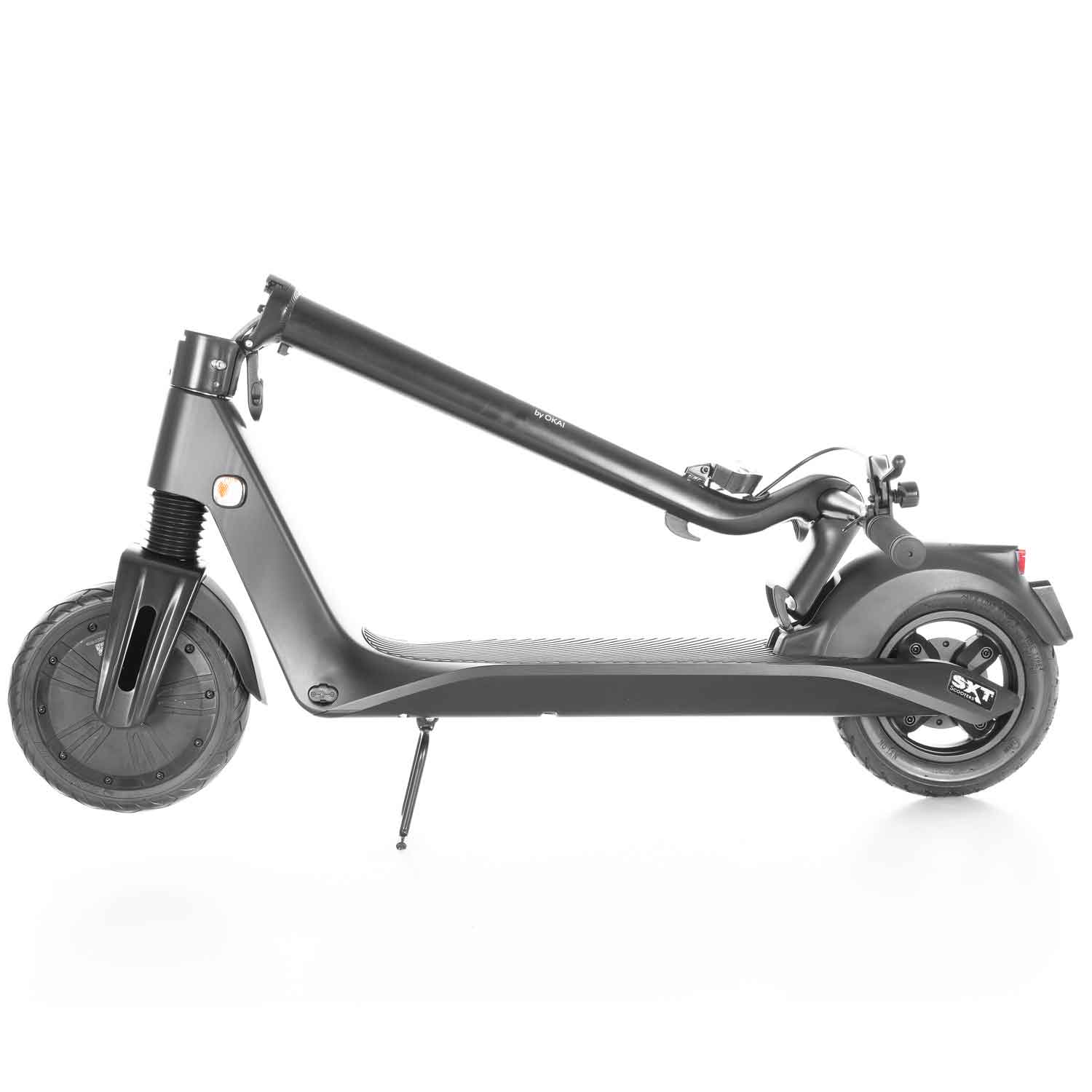 Tito eKFV E-Scooter - Straßenzulassung (eKFV): Legal im Straßenverkehr. Leistung: 20 km/h und bis zu 25 km Reichweite. Robustes Design: Abklappbare Lenkerstange, integriertes LCD-Display. Zuverlässiger Motor: Langlebiger bürstenloser Nabenmotor. Konnektiv