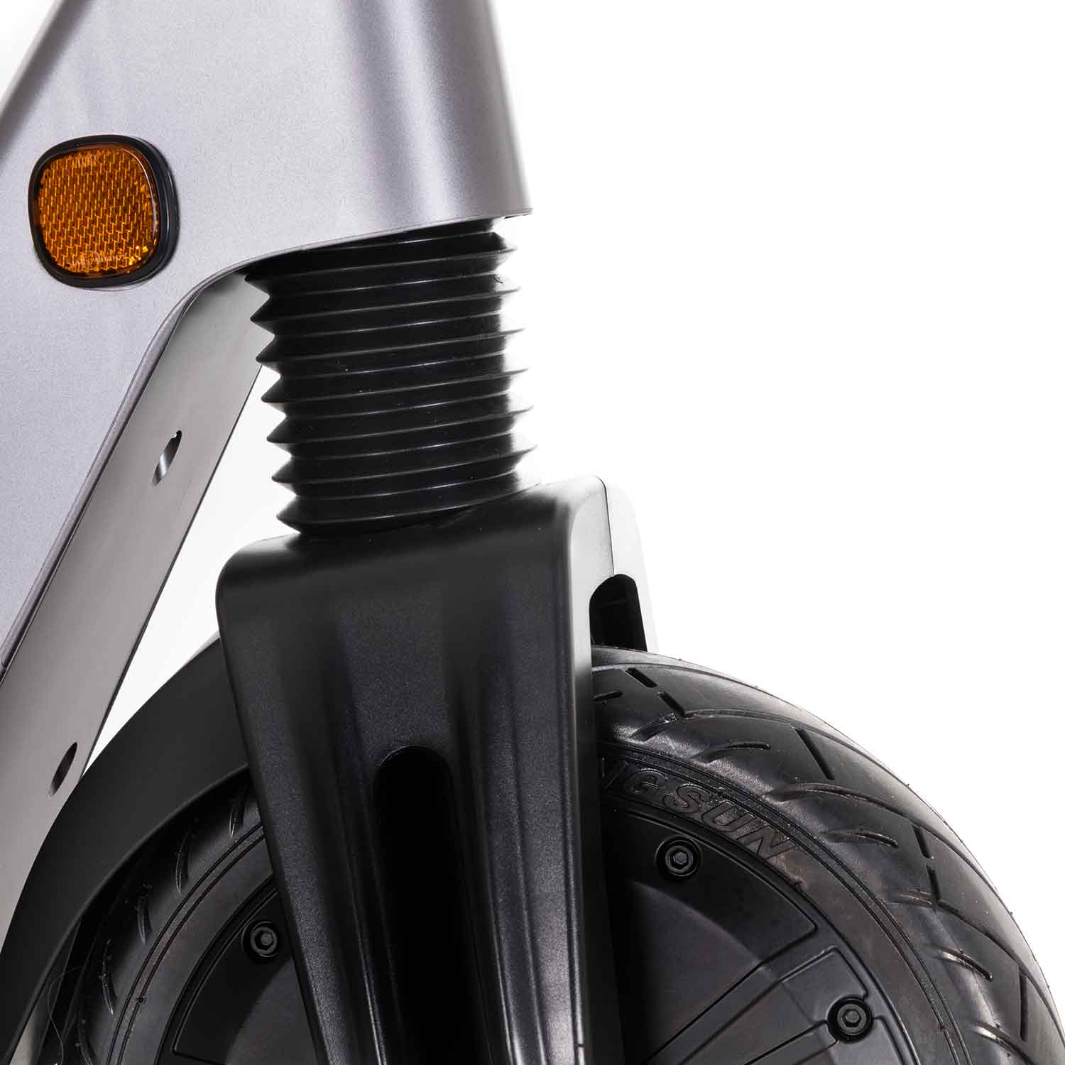 Tito eKFV E-Scooter - Straßenzulassung (eKFV): Legal im Straßenverkehr. Leistung: 20 km/h und bis zu 25 km Reichweite. Robustes Design: Abklappbare Lenkerstange, integriertes LCD-Display. Zuverlässiger Motor: Langlebiger bürstenloser Nabenmotor. Konnektiv