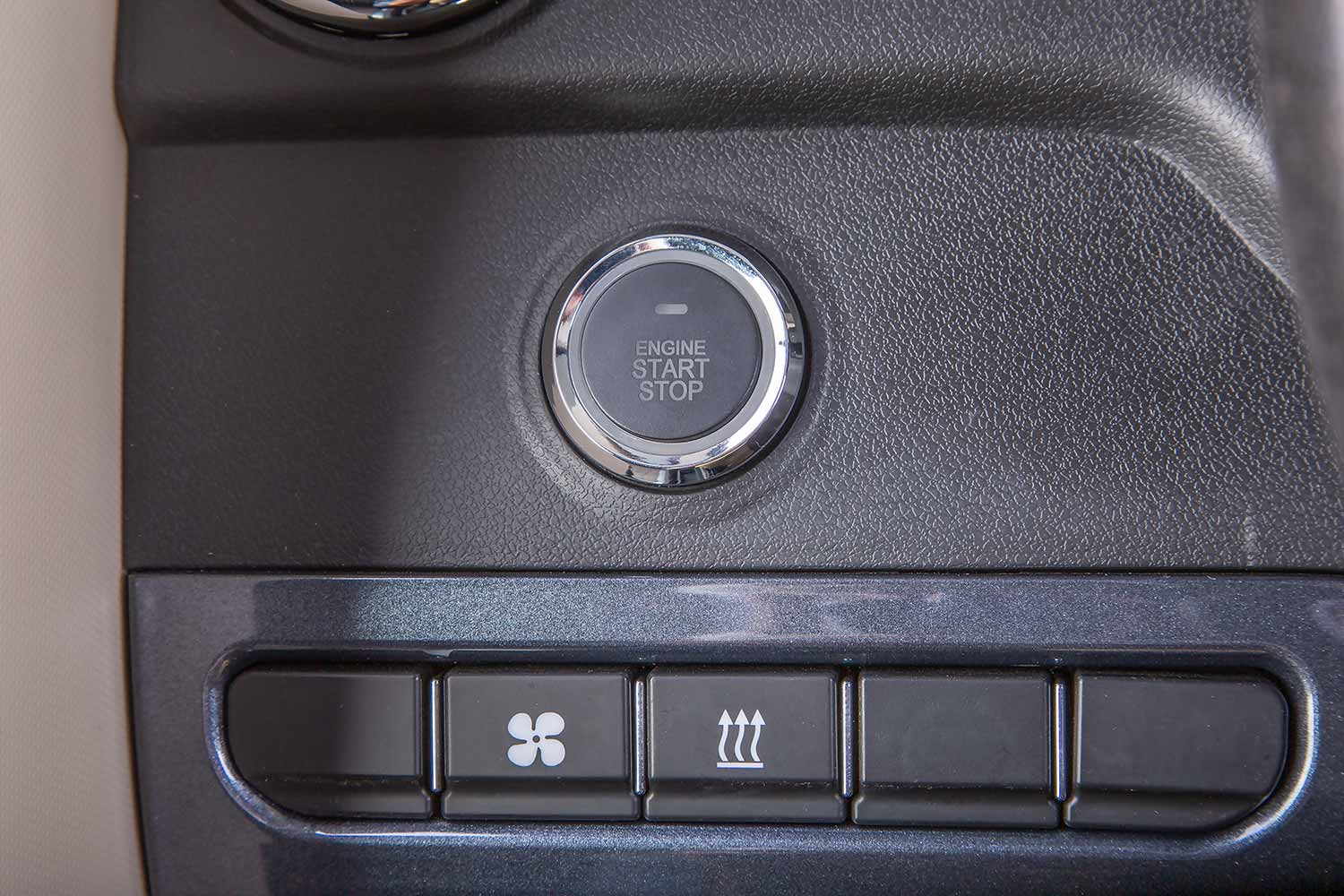 KomfortMobil 45 E-Kabinenroller - Inkl. Vor-Ort Kundendienstservice Inkl. fahrbereite Übergabe Inkl. Fahrzeug- & Fahreinweisung Winterreifen optional verfügbar Nicht brennbare LiFePo4 Lithiumakkus (bei Lithium Version) KFZ steuerfrei / Keine TÜV Prüfpflic