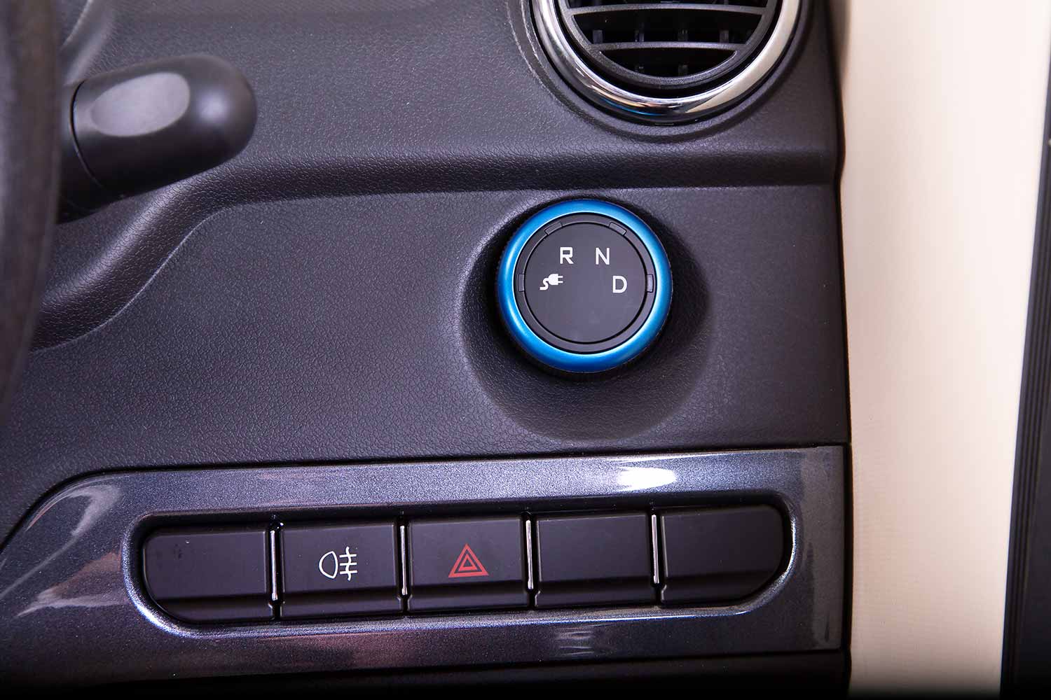 KomfortMobil 45 E-Kabinenroller - Inkl. Vor-Ort Kundendienstservice Inkl. fahrbereite Übergabe Inkl. Fahrzeug- & Fahreinweisung Winterreifen optional verfügbar Nicht brennbare LiFePo4 Lithiumakkus (bei Lithium Version) KFZ steuerfrei / Keine TÜV Prüfpflic
