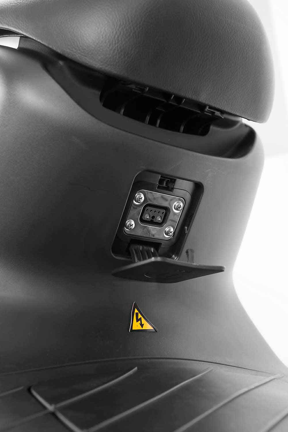 Yadea G5 E-Roller - 2300W GTR 3.0 Nabenmotor inkl. Alarmanlage und Wegfahrsperre 7 Zoll VA LCD Hochkontrast-Display - von SXT-Scooters