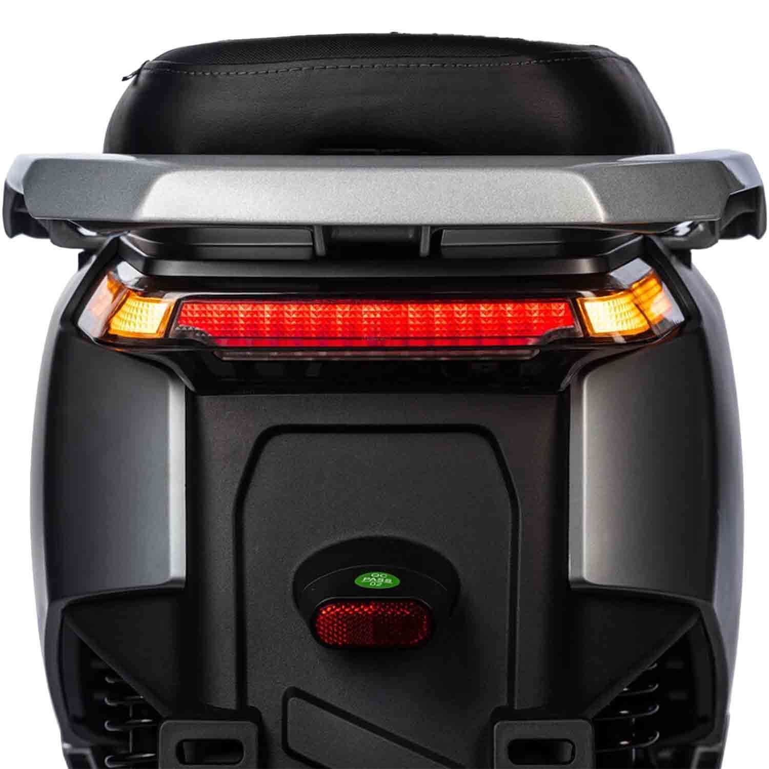 UrbanCruiser 400 E-Roller - Lieferbar ab: Februar 2025 4650W Bosch-Motor für starke Leistung 85 km/h Höchstgeschwindigkeit 90 km Reichweite für lange Strecken Herausnehmbare Batterien für Flexibilität Vollwertiges Helmfach Hydraulische CBS-Bremsen für Sic
