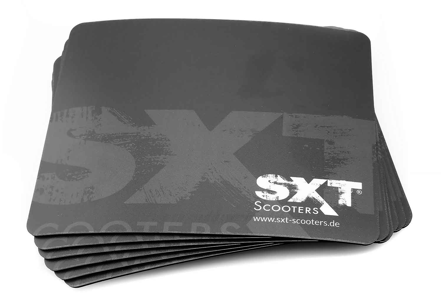 SXT Scooters Mauspad (1 Stück) - Qualitativ hochwertiges Mauspad mit modernem SXT-Scooters Design Farbton: Schwarz / Weiß Maße: 240 x 190 mm - von SXT-Scooters