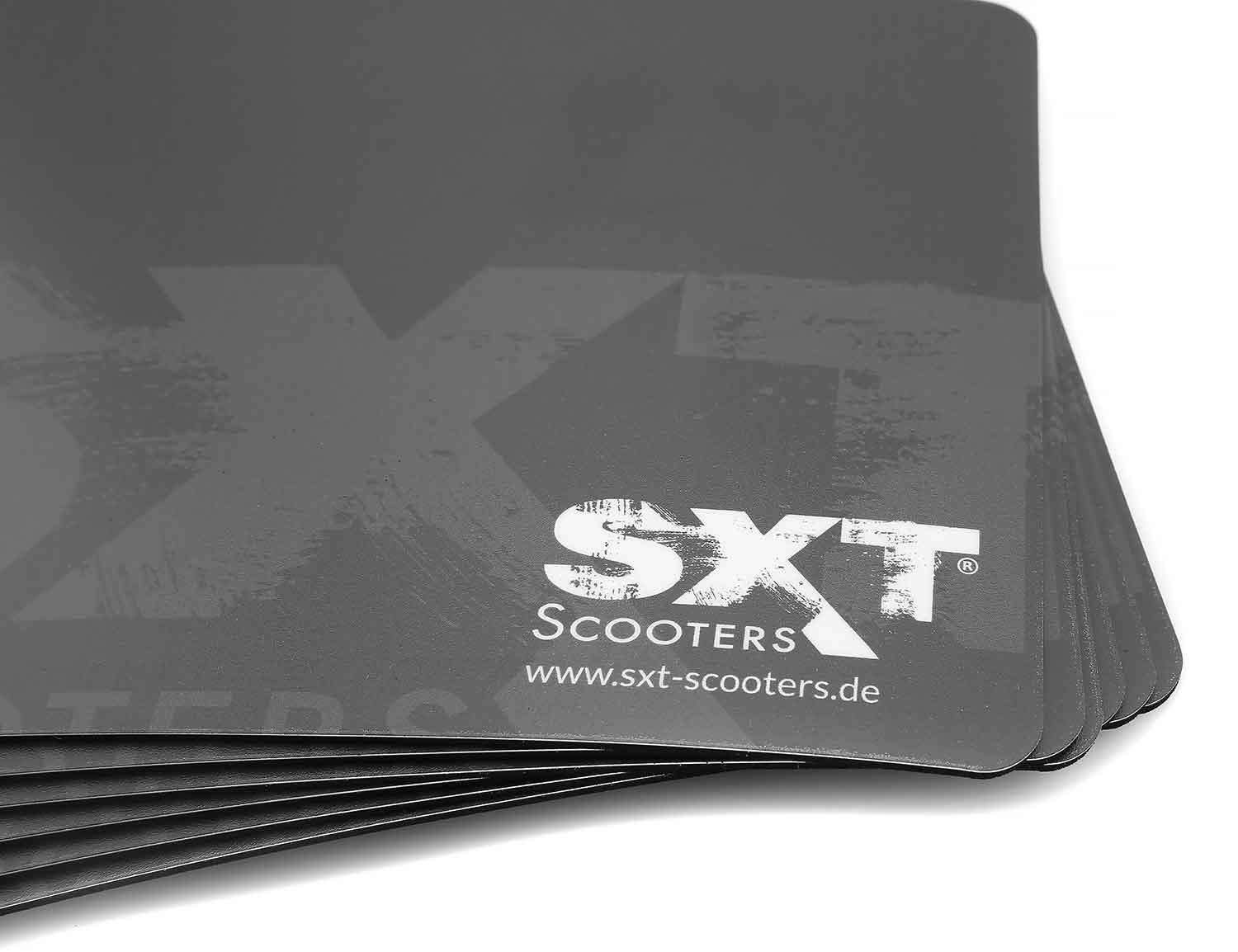 SXT Scooters Mauspad (1 Stück) - Qualitativ hochwertiges Mauspad mit modernem SXT-Scooters Design Farbton: Schwarz / Weiß Maße: 240 x 190 mm - von SXT-Scooters