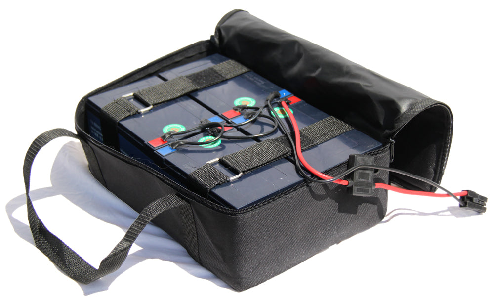 Akkutasche 48V - Tragetasche für 48V Blei-Akku Kann auch alternativ für die Lithium Akkupacks verwendet werden (Artikelnummer: SP0131 und SP0132) mit Reißverschluss in die Tasche passen max. 4 x 12V Batterie Blöcke Farbe: schwarz der abgebildete Akku ist
