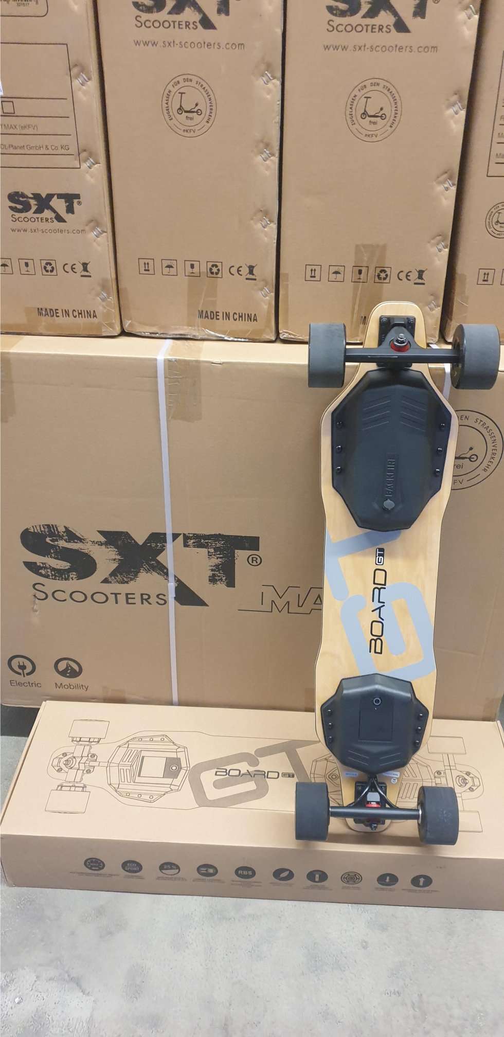 GEBRAUCHT - SXT Board GT - Das Board stammt aus einer Kundenrücksendung und befindet sich in einem guten technischen und optischen Zustand. Deck Das Deck des SXT Board GT ist dank seiner Konstruktion aus 8-lagigem Hard Rock Maple ultraflexibel. Um den Fah