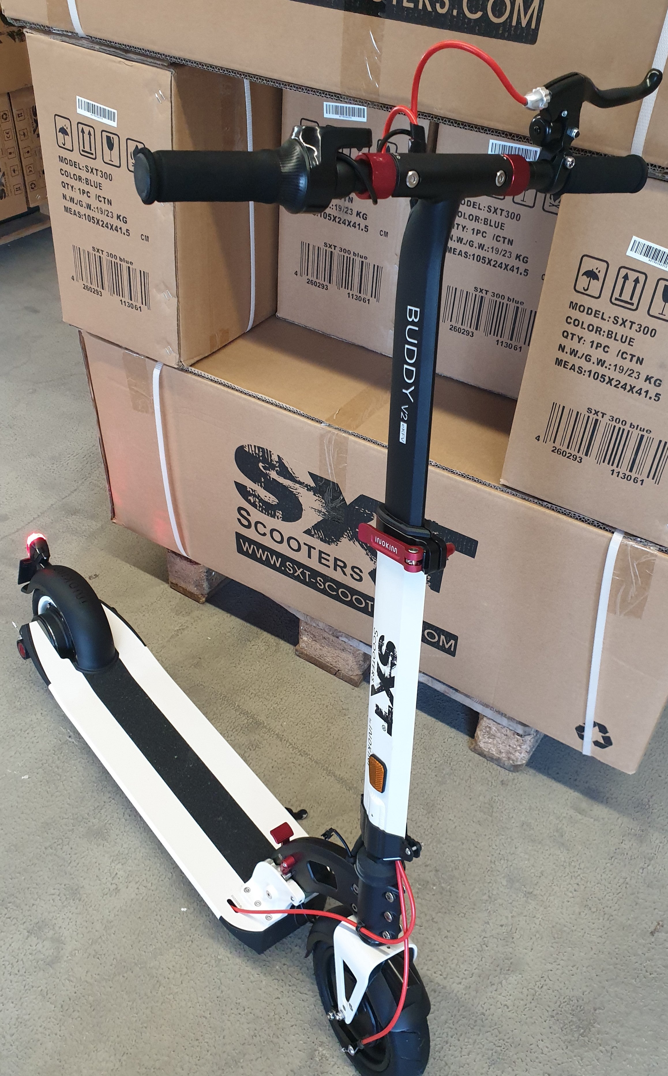 GEBRAUCHT - SXT Buddy V2 - eKFV Version - weiss - Der Scooter stammt aus einer Kundenrücksendung und befindet sich in einem guten technischen und optischen Zustand. Unterschiede des sog. "eKFV Modells" gegenüber dem Standardmodell: zertifizierte Lichtanla