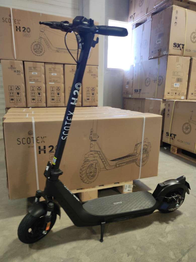 GEBRAUCHT - SCOTEX H20 - schwarz - Der Roller stammt aus einer Kundenrücksendung und befindet sich in einem guten technischen und optischen Zustand. Unschwer zu erkennen, basiert der Scotex H20 eKFV zugelassene Elektroscooter auf seinem etwas abgespeckten