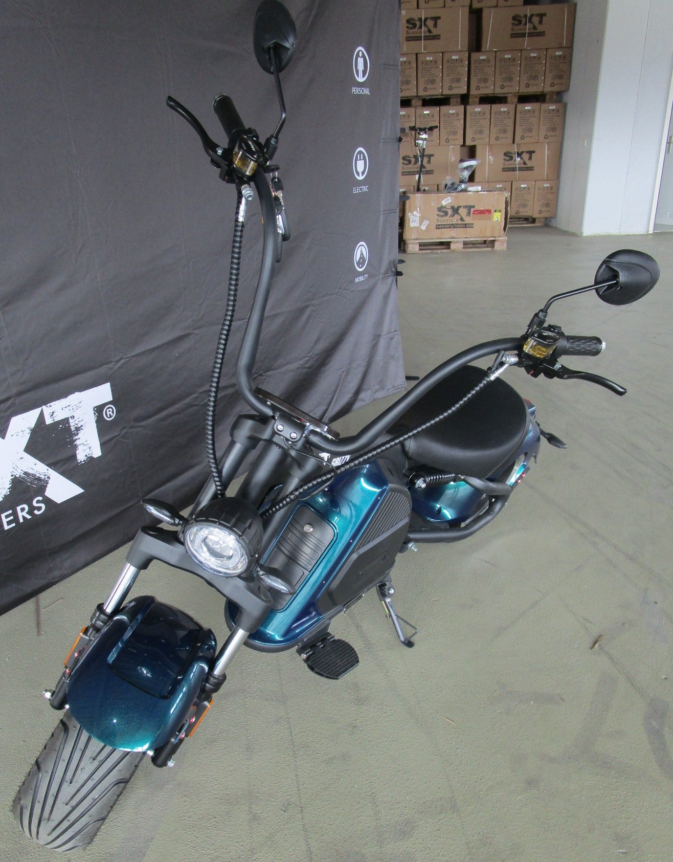 GEBRAUCHT - SXT Grizzy - blau - Der Roller stammt aus einer Kundenrücksendung und befindet sich in einem guten technischen und optischen Zustand. "Born to be wild" passt wohl wenn, dann am Besten zum neuen Schlachtschiff unserem SXT Grizzy. Mit seinem bul