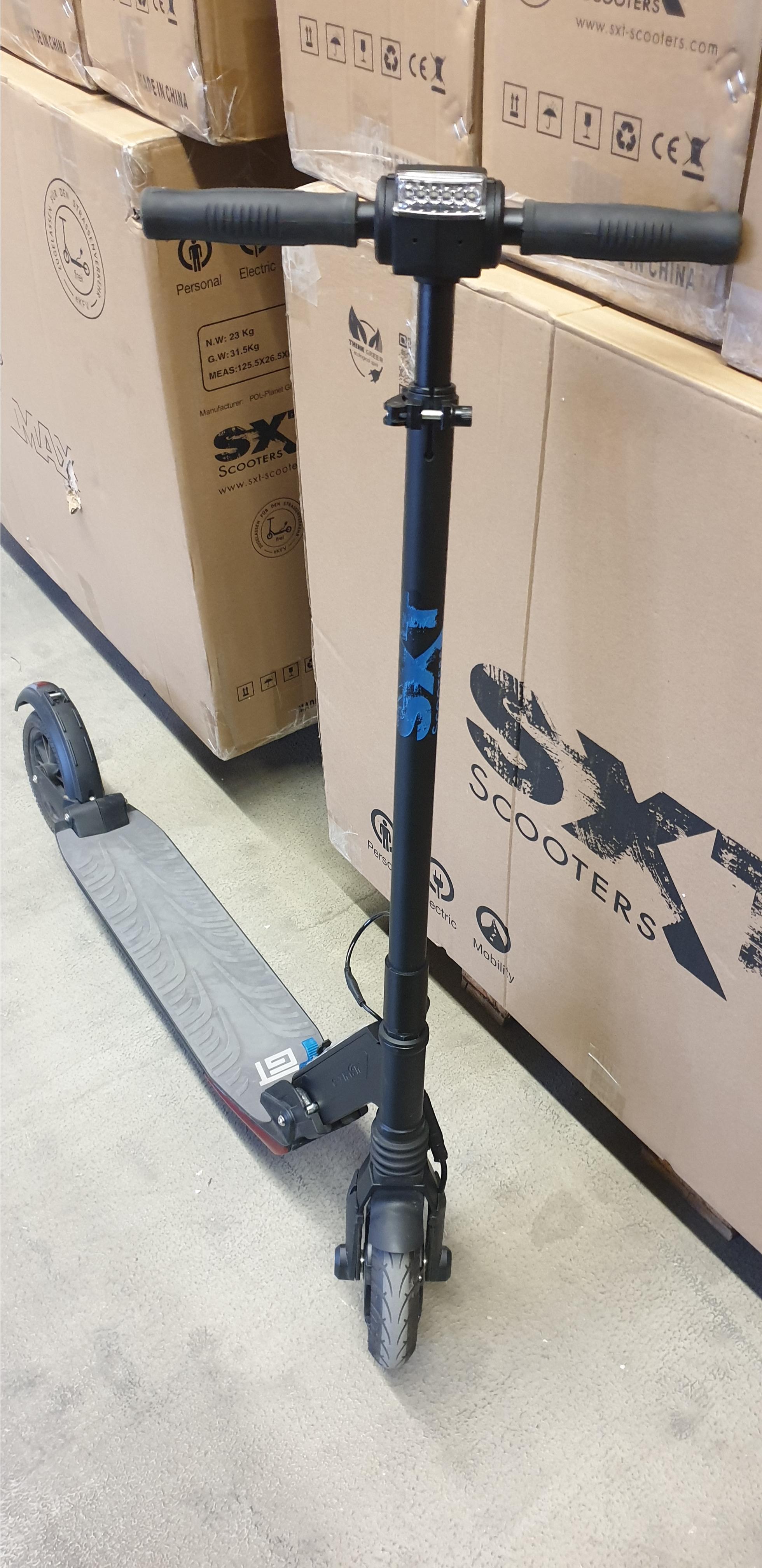 GEBRAUCHT - SXT Light GT - schwarz - Der Scooter stammt aus einer Kundenrücksendung und befindet sich in einem guten technischen und optischen Zustand. Unterschiede im Vergleich zum Modell SXT Light Plus V auf einen Blick: Betriebsspannung 48V Motorleistu