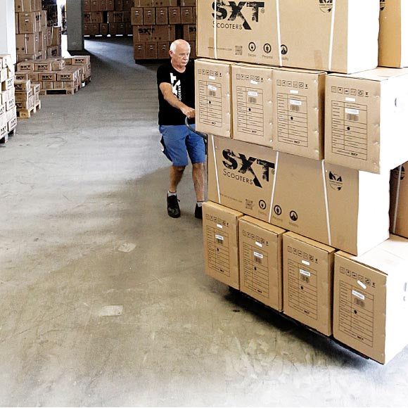picture_lager_1.jpg - SXT-Scooters