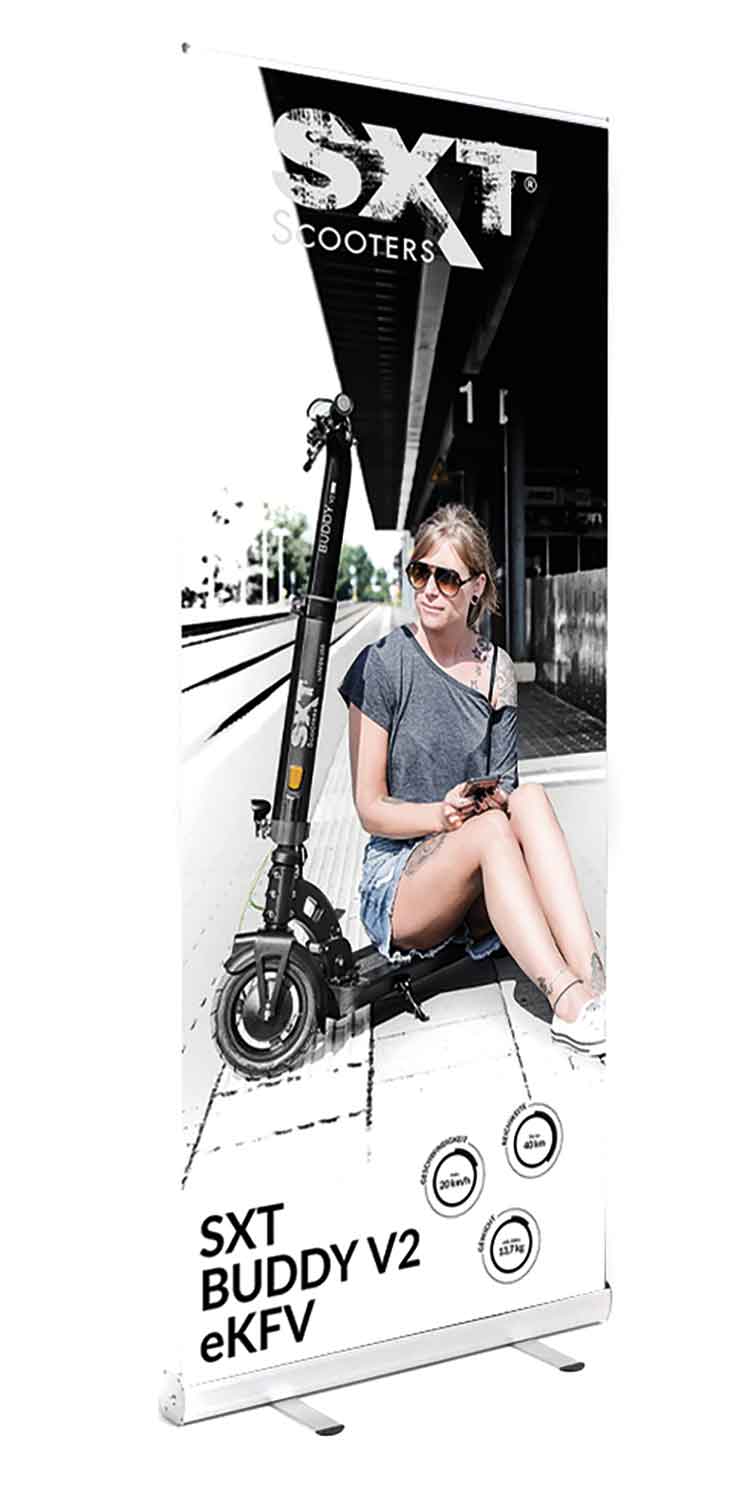 Rollup System Budget, 85,0 x 200,0 cm - einseitig vierfarbig bedruckt (4/0) Rückseite unbedruckt 260 g/m² Polyestergewebe (langlebig / antistatisch / Brandschutzklasse B1) Rollup Budget-System aus Aluminium, mit bedrucktem Banner, 3-teiliger „Zeltstange“