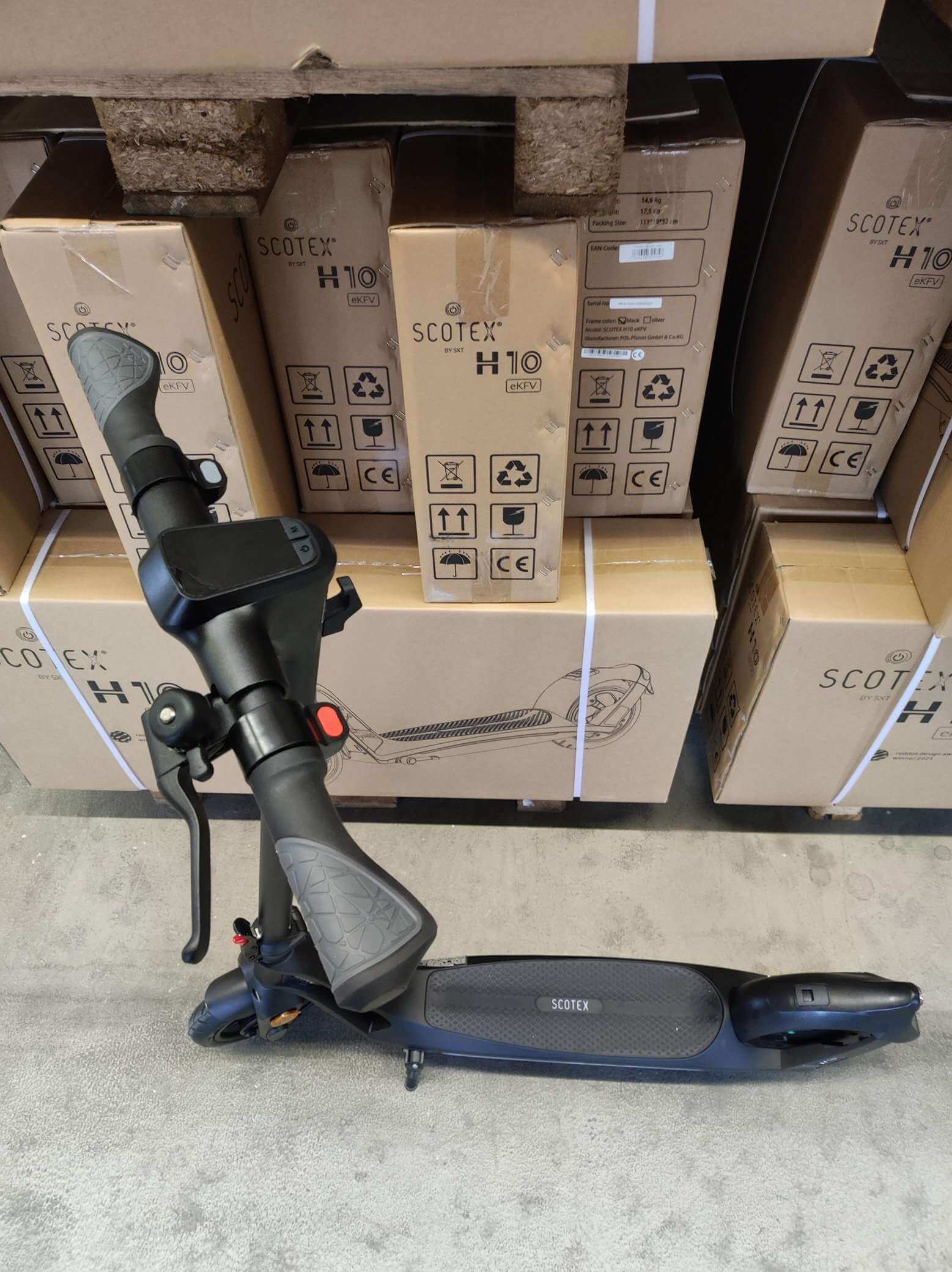 GEBRAUCHT - SCOTEX H10 - Schwarz - Der Roller stammt aus einer Kundenrücksendung und befindet sich in einem guten technischen und optischen Zustand. Basierend auf einem stabilen & verwindungssteifen Fahrzeugrahmen aus einer Magnesiumlegierung wiegt das Fa