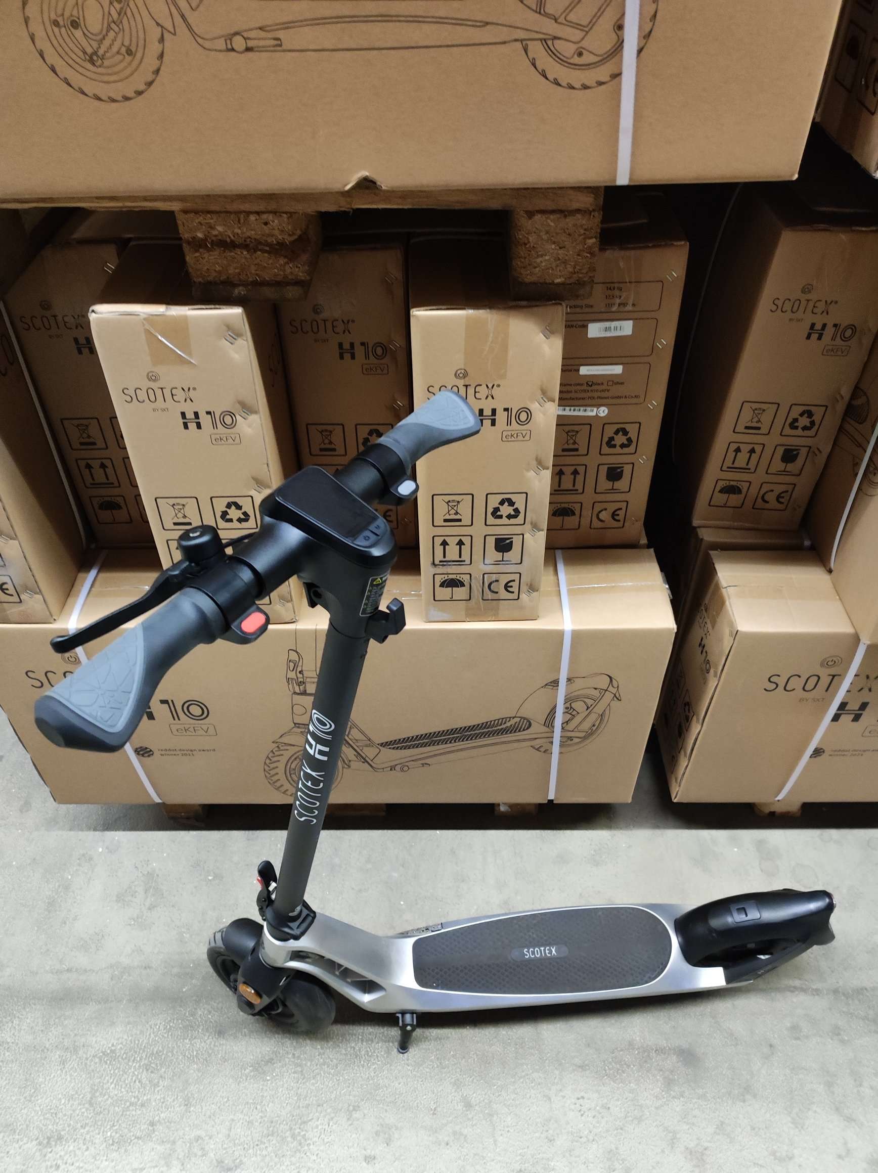 GEBRAUCHT - SCOTEX H10 - Silber - Der Roller stammt aus einer Kundenrücksendung und befindet sich in einem guten technischen und optischen Zustand. Basierend auf einem stabilen & verwindungssteifen Fahrzeugrahmen aus einer Magnesiumlegierung wiegt das Fah