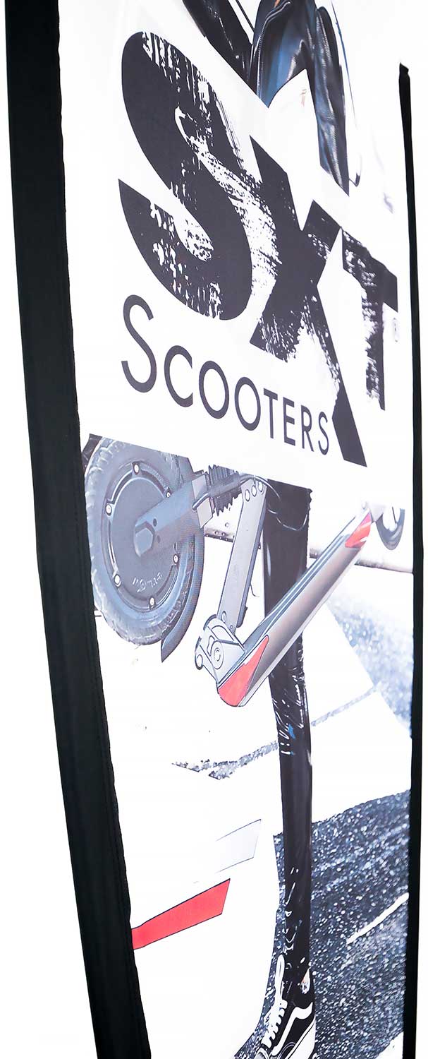 SXT Shark Banner - der Lieferumfang beinhaltet: 1x Banner mi SXT-Motiv 1x Standfuß in Chromoptik 1x V-Aufnahme mit Kunststoffgestänge weiteren Information: Maße (HxB) 2,40 x 1,00 m Gewicht: ca. 4 kg - von SXT-Scooters