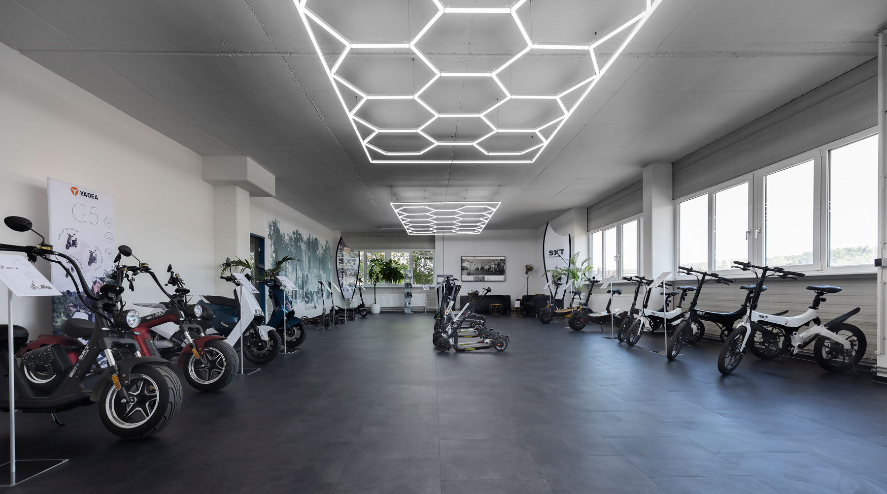 showroom_1.jpg - SXT-Scooters