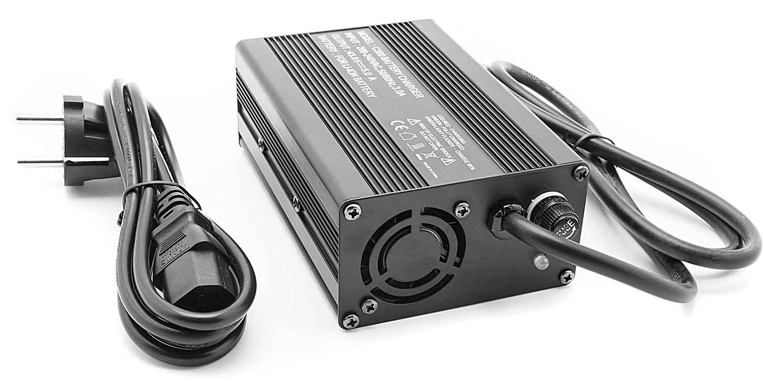 5A High End Schnellladegerät für 36V Lithiumakkus - Unser Schnellladegerät für Lithium Akkus lädt den Akkupack mit einem Ladestrom von 5A. Hergestellt aus einem hochwertigen Aluminiumgehäuse mit eingebautem Lüfter steht das original SXT Lithium Ladegrät f