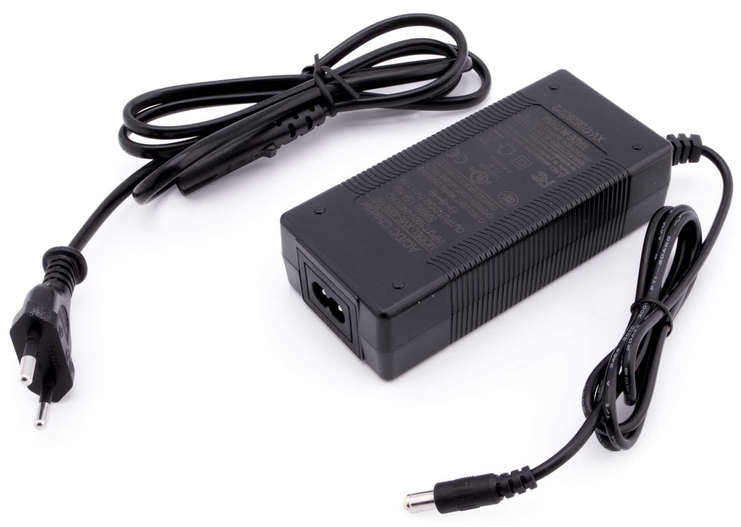 Ladegerät 42V / 2 A - Ladegerät für den SXT Neo / SXT CARBON V2 42 Volt Betriebsspannung Eingang/Input: AC 100V - 240V 50/60 Hz 2.5A (max) Ausgang/Output: 42,0V / 2A (Ausgangsstärke kann variieren) mit integrierter LED-Anzeige und Auto-Abschaltfunktion (r