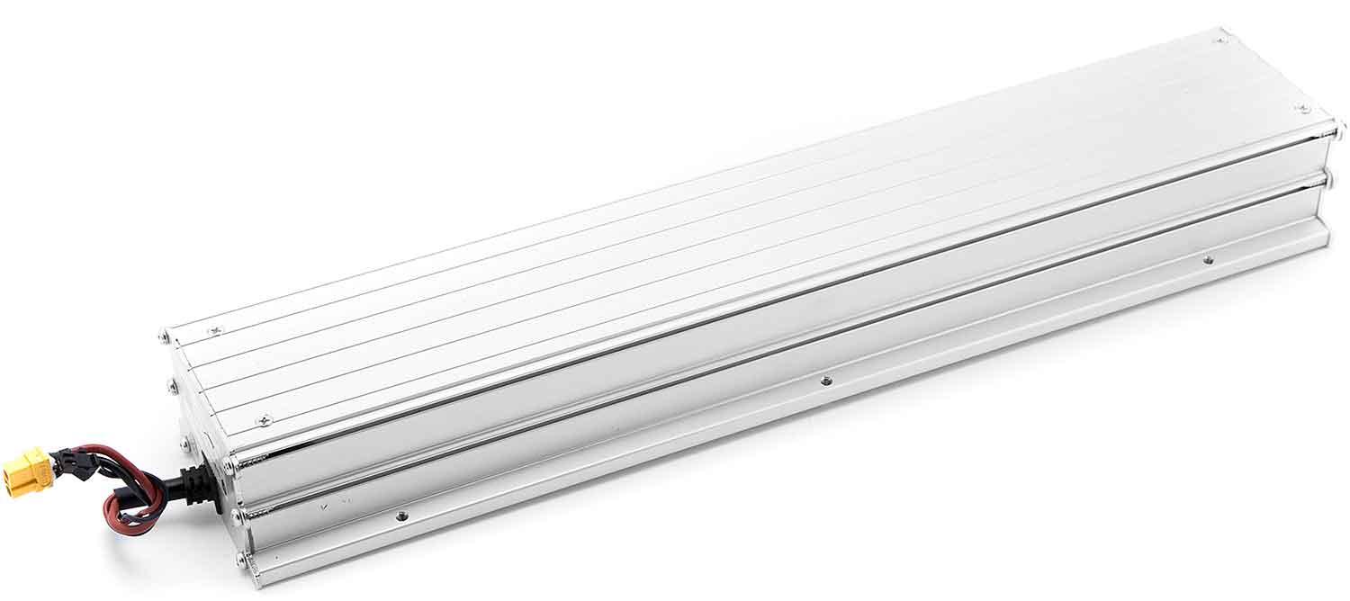 Lithium-Ionen-Akku 36V / 12,8Ah - Passender Li-Ionen-Akku für das Modell SXT MAX Verchromtes Außengehäuse 2x 2-polige Steckverbindung Spannung: 36V Leistung: 12,8Ah (460,8Wh) Maße: 45,0 x 9,4 x 6,0 cm (Länge x Breite x Höhe) - von SXT-Scooters