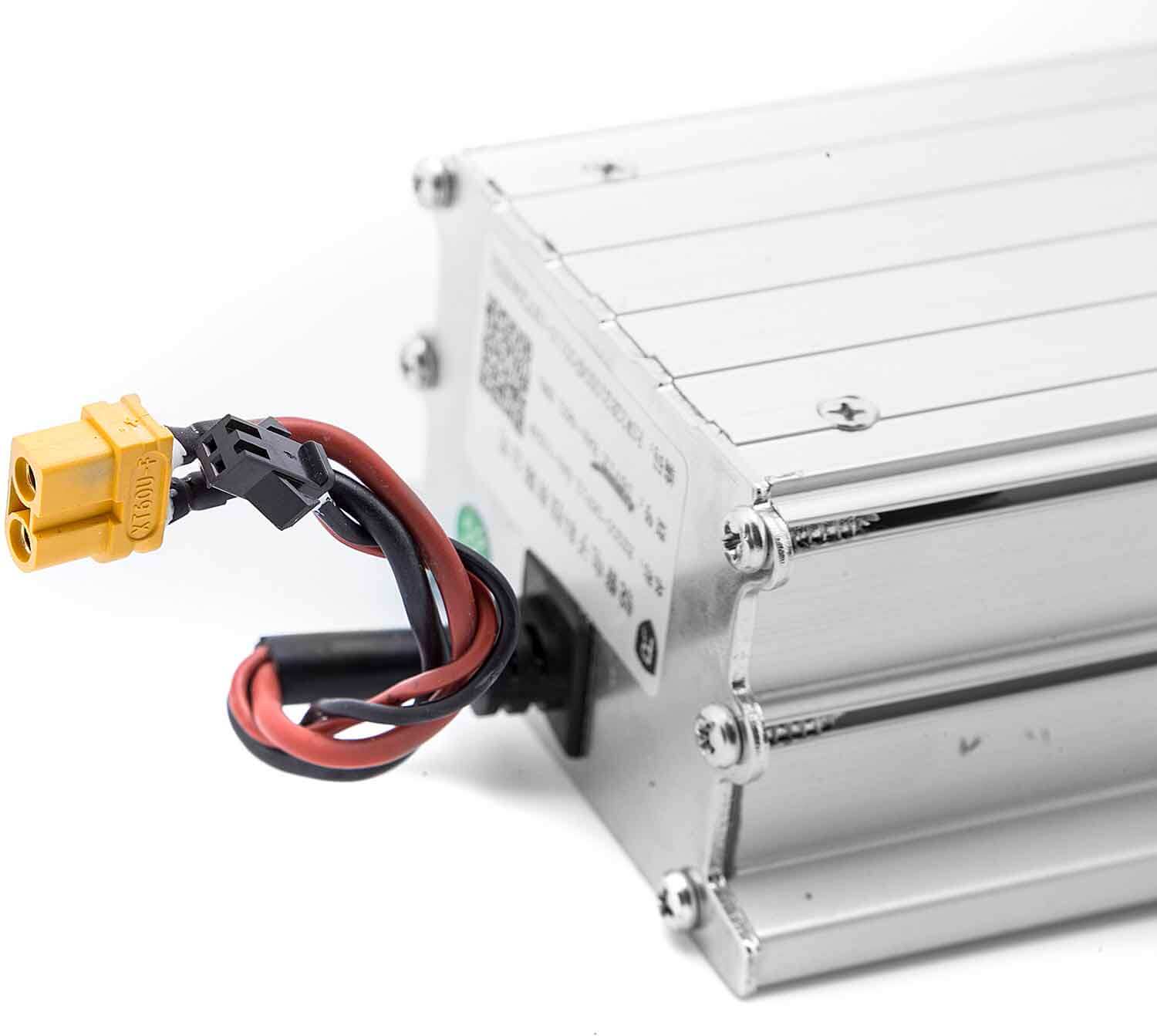 Lithium-Ionen-Akku 36V / 12,8Ah - Passender Li-Ionen-Akku für das Modell SXT MAX Verchromtes Außengehäuse 2x 2-polige Steckverbindung Spannung: 36V Leistung: 12,8Ah (460,8Wh) Maße: 45,0 x 9,4 x 6,0 cm (Länge x Breite x Höhe) - von SXT-Scooters