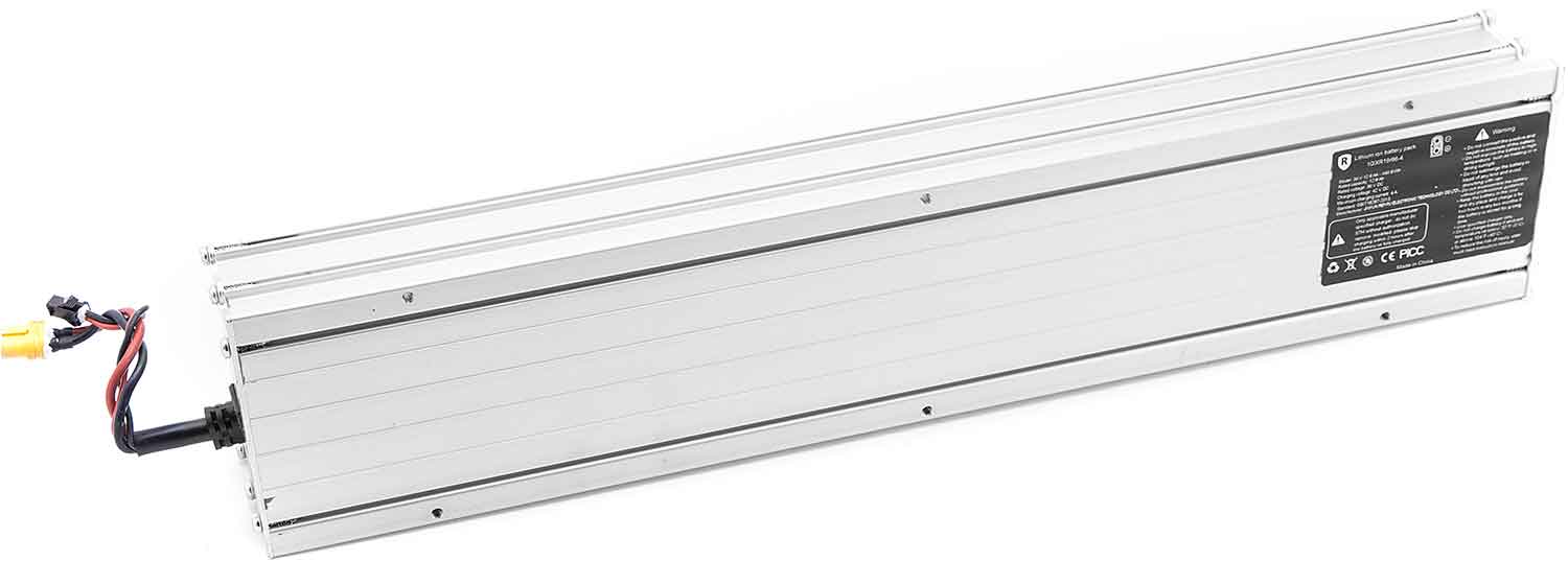 Lithium-Ionen-Akku 36V / 12,8Ah - Passender Li-Ionen-Akku für das Modell SXT MAX Verchromtes Außengehäuse 2x 2-polige Steckverbindung Spannung: 36V Leistung: 12,8Ah (460,8Wh) Maße: 45,0 x 9,4 x 6,0 cm (Länge x Breite x Höhe) - von SXT-Scooters
