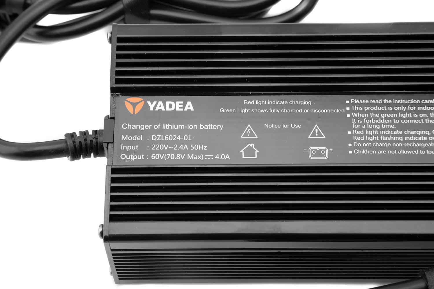 Ladegerät 70,5 V / 4,0 A - der Lieferumfang beinhaltet: 1x Lithium Ladegerät 70,5 V / 4,0 A Technische Daten: Betriebsspannung: 70,5 Volt Eingang/Input: AC 180V - 240V 2,0A MAX 50Hz Ausgang/Output: 70,5 V / 4,0 A mit integrierter LED-Anzeige und Auto-Absc