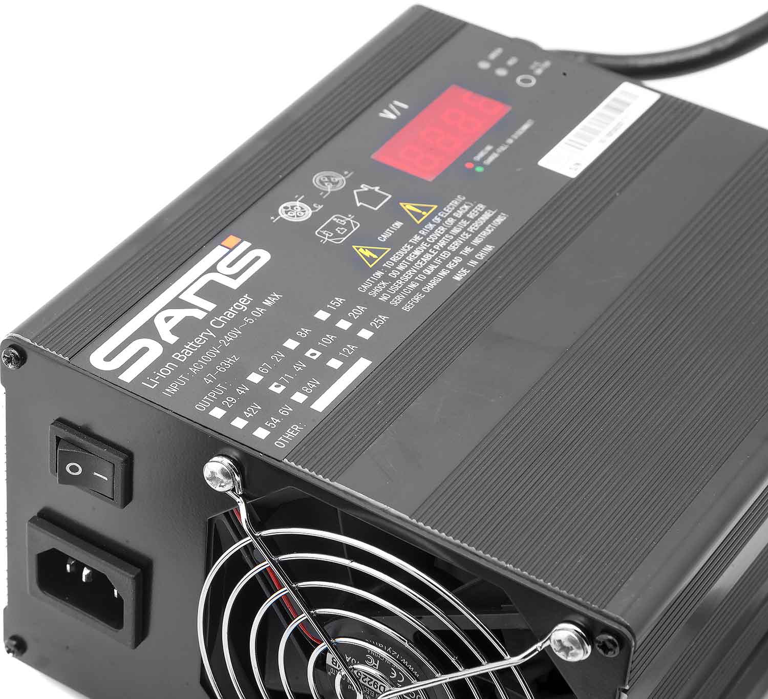 Lithium Ladegerät 60V / 10A - passendes Lithium Ladegerät für diverse Elektrogeräte nicht kompatibel mit SXT Scooter Modellen Ausgangsspannung: 71,4 V / 10A Maße: 17,5 x 15,0 x 10,5 cm - von SXT-Scooters