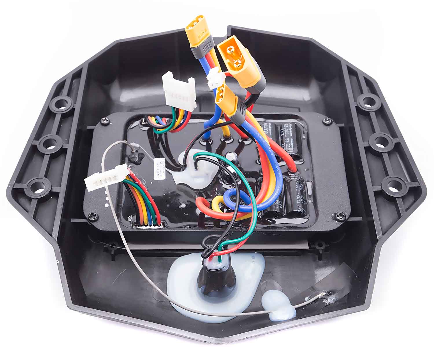 Steuergerät 43,2V / 2400 Watt - passendes Steuergerät für das Modell SXT Board X2 Betriebsspannung: 43,2V Inklusiv Bluetooth Platine ( im SG verbaut ) und An und Ausschalter Steuergerät befindet sich im Lieferumfang enthaltenen Gehäuse - von SXT-Scooters