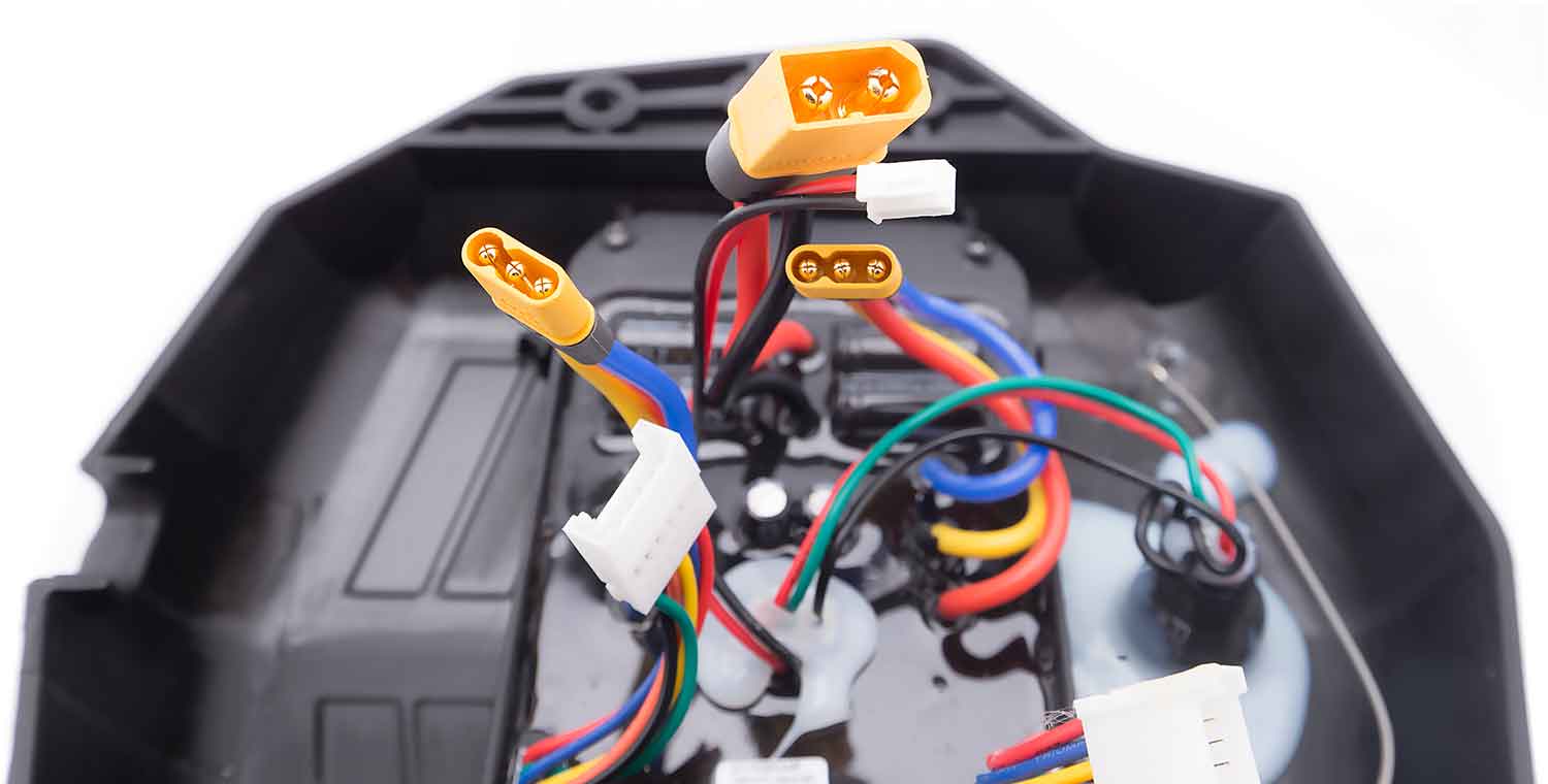 Steuergerät 43,2V / 2400 Watt - passendes Steuergerät für das Modell SXT Board X2 Betriebsspannung: 43,2V Inklusiv Bluetooth Platine ( im SG verbaut ) und An und Ausschalter Steuergerät befindet sich im Lieferumfang enthaltenen Gehäuse - von SXT-Scooters