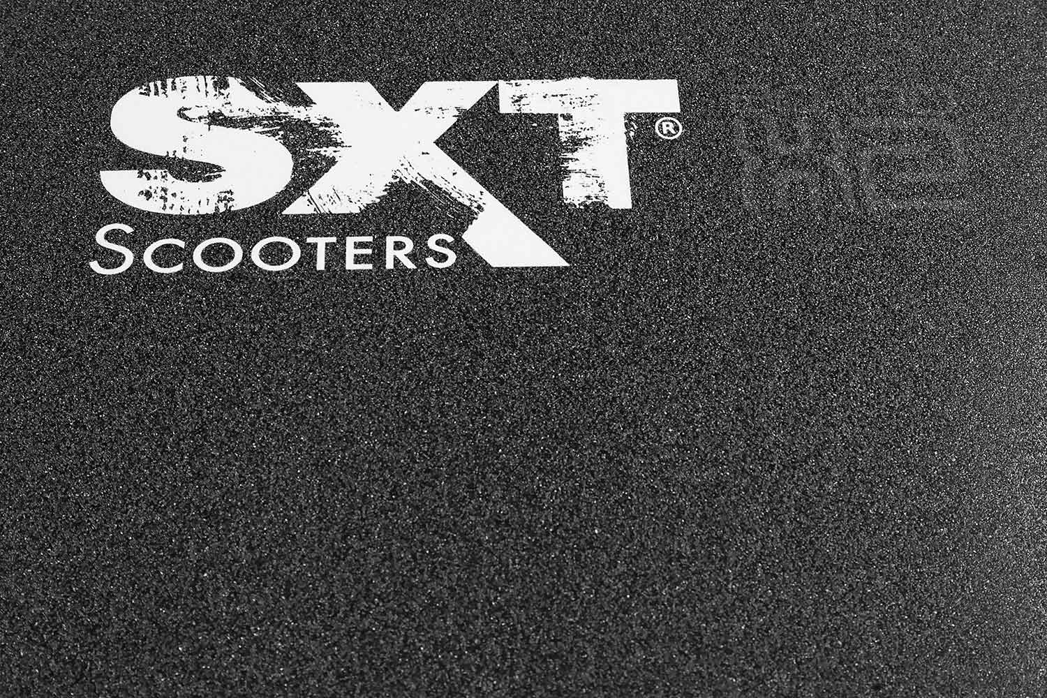 Trittbrett / Deck - Passendes Trittbrett / Deck für das Modell SXT Board X2 Material: 8 lagiges Hard Rock Maple mit zusätzlichen Fiberglasschichten Curved Deck Maße: 101,0 x 23,7 x 5,0 cm - von SXT-Scooters