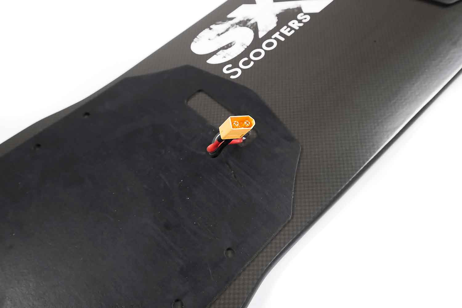 Trittbrett / Deck - Passendes Trittbrett / Deck für das Modell SXT Board X2 Material: 8 lagiges Hard Rock Maple mit zusätzlichen Fiberglasschichten Curved Deck Maße: 101,0 x 23,7 x 5,0 cm - von SXT-Scooters