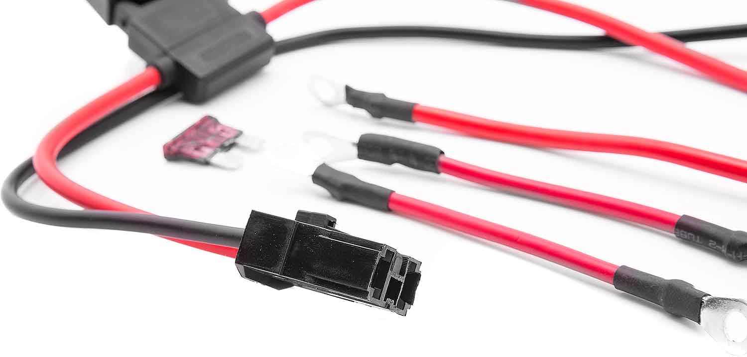 Akku Kabel Set 48V 12Ah (2000W) - Passendes Akku Kabel Set zum 48V 12Ah Blei-Akku (2000W) für den SXT Monster Das Set beinhaltet folgende Komponenten: Kabel mit Sicherungskasten und Steckverbindung Flachstecksicherung 40A Kurzes Verbindungskabel (2x) Lang