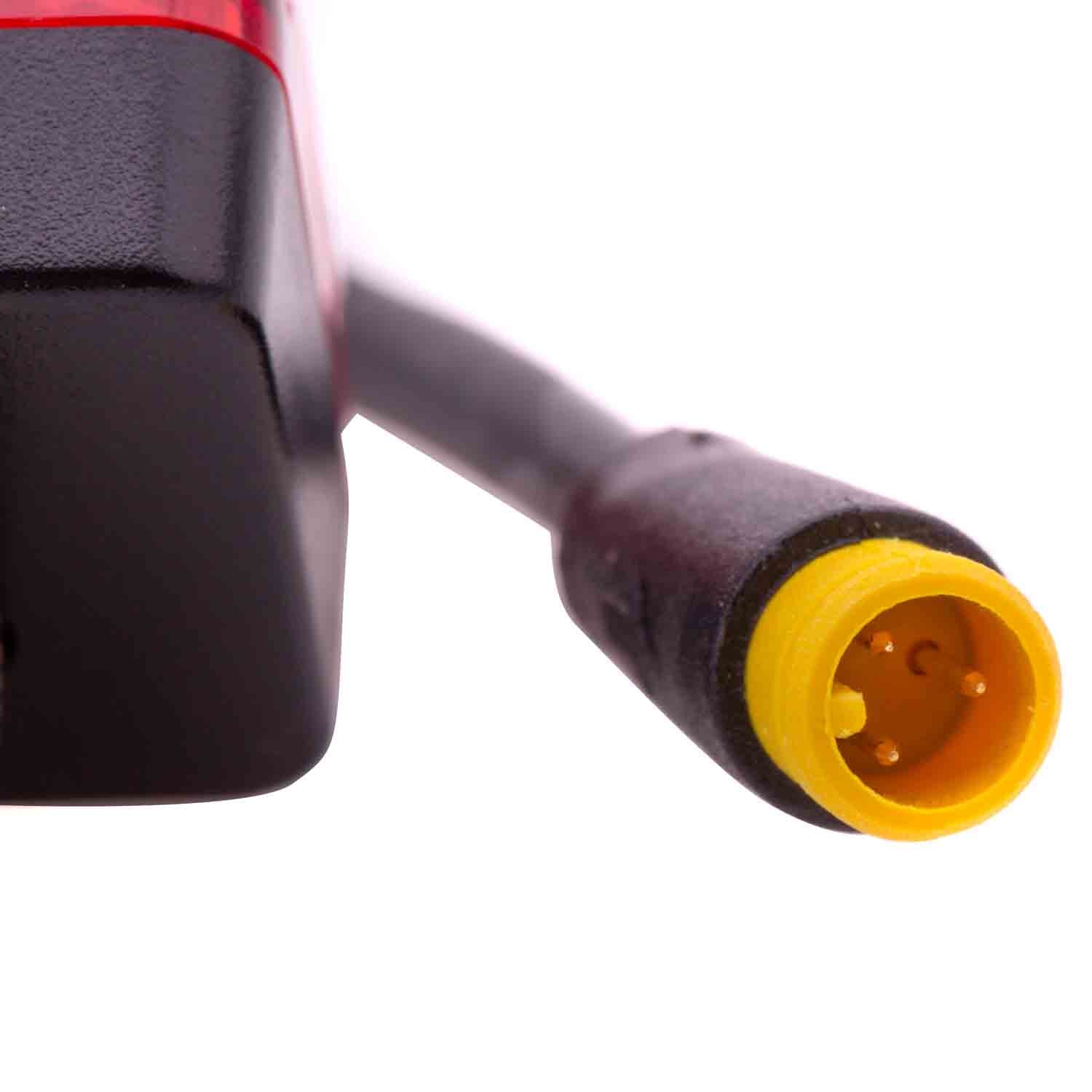 Rücklicht 12V - Passendes Rücklicht für das Modell SXT TITO Ausgangsspannung: 12V 3-polige Steckverbindung Inkl. 2x Kontermutter CE-zertifiziert Maße (ohne Kabel): 55 x 28 x 15 mm (Länge x Breite x Tiefe) Kabellänge: 340 mm - von SXT-Scooters