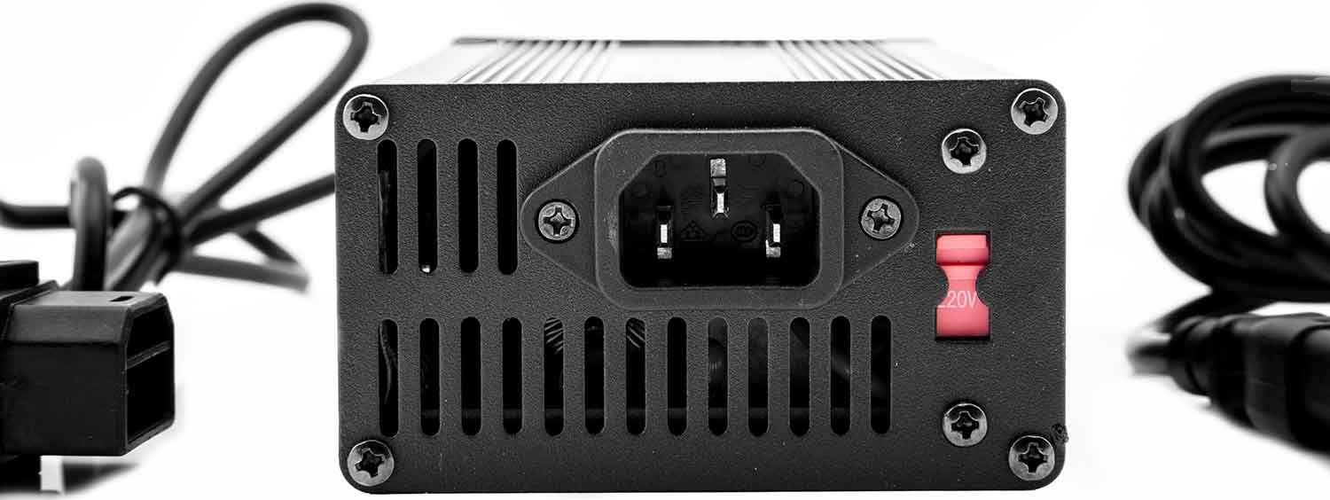 Ladegerät 67,2 V / 5,0 A - Passendes Lithium-Ionen-Ladegerät für das Modell SXT Grizzy Ausgangsspannung: 67,2V Ausgangsstärke: 5A Inkl. 2 Glaskolbensicherungen Maße: 175 x 90 x 50 mm (Länge x Breite x Höhe) - von SXT-Scooters