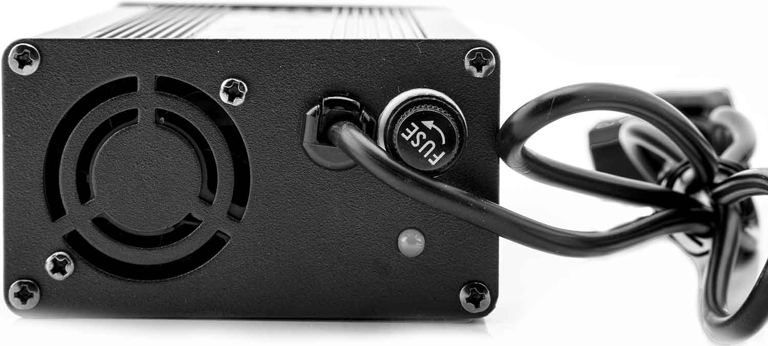 Ladegerät 67,2 V / 5,0 A - Passendes Lithium-Ionen-Ladegerät für das Modell SXT Grizzy Ausgangsspannung: 67,2V Ausgangsstärke: 5A Inkl. 2 Glaskolbensicherungen Maße: 175 x 90 x 50 mm (Länge x Breite x Höhe) - von SXT-Scooters