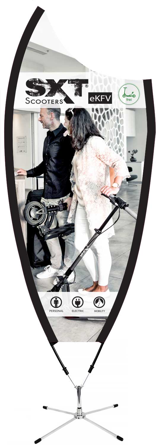SXT Shark Banner - der Lieferumfang beinhaltet: 1x Banner mi SXT-Motiv 1x Standfuß in Chromoptik 1x V-Aufnahme mit Kunststoffgestänge weiteren Information: Maße (HxB) 2,40 x 1,00 m Gewicht: ca. 4 kg - von SXT-Scooters