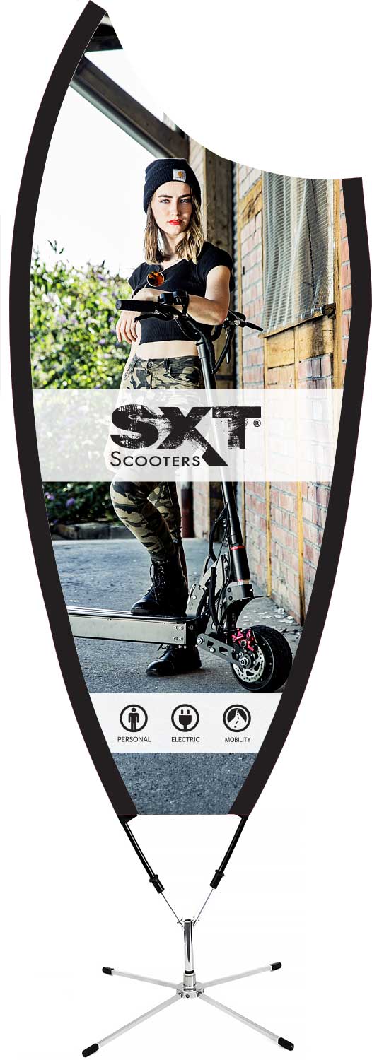 SXT Shark Banner - der Lieferumfang beinhaltet: 1x Banner mi SXT-Motiv 1x Standfuß in Chromoptik 1x V-Aufnahme mit Kunststoffgestänge weiteren Information: Maße (HxB) 2,40 x 1,00 m Gewicht: ca. 4 kg - von SXT-Scooters