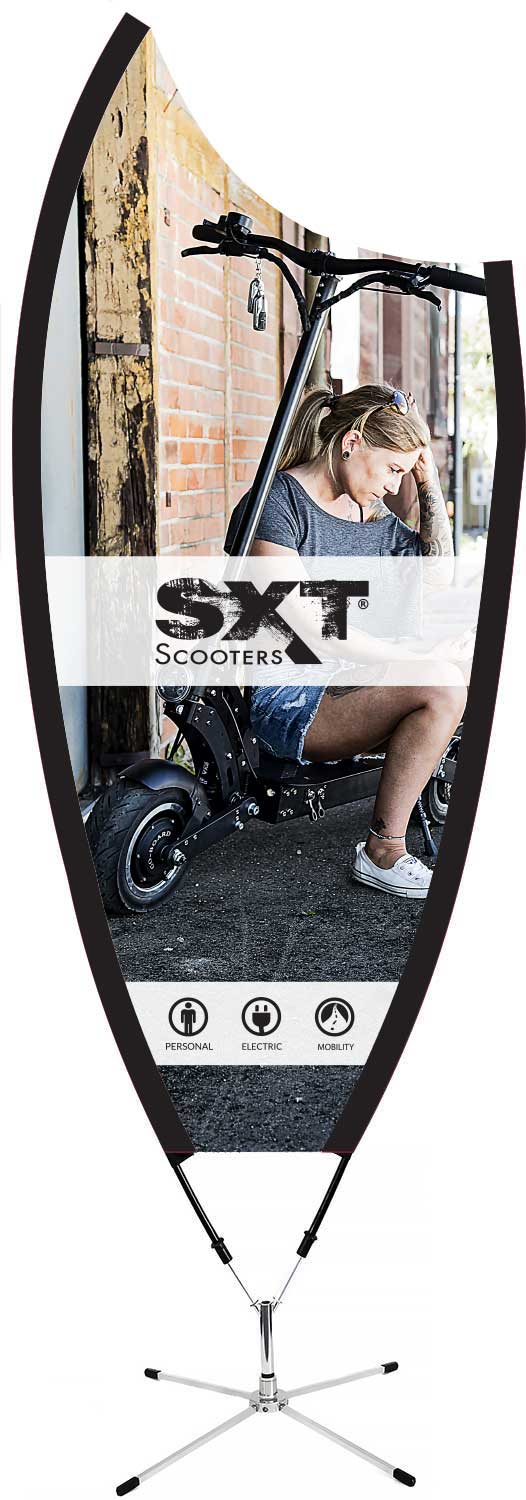 SXT Shark Banner - der Lieferumfang beinhaltet: 1x Banner mi SXT-Motiv 1x Standfuß in Chromoptik 1x V-Aufnahme mit Kunststoffgestänge weiteren Information: Maße (HxB) 2,40 x 1,00 m Gewicht: ca. 4 kg - von SXT-Scooters