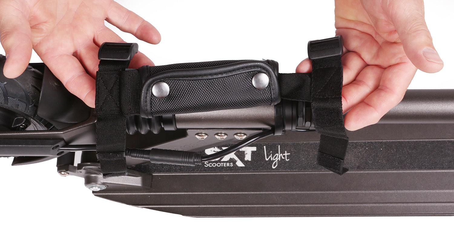 Lenkerstangen Tragegriff - Tragegriff für alle SXT Light Modelle perfekt ausbalanciert um den e-Scooter zu transportieren der Tragegriff kann an der vorderen Lenkerstange befestigt werden, so dass der Scooter im zusammengeklappten Zustand bequem mit einer