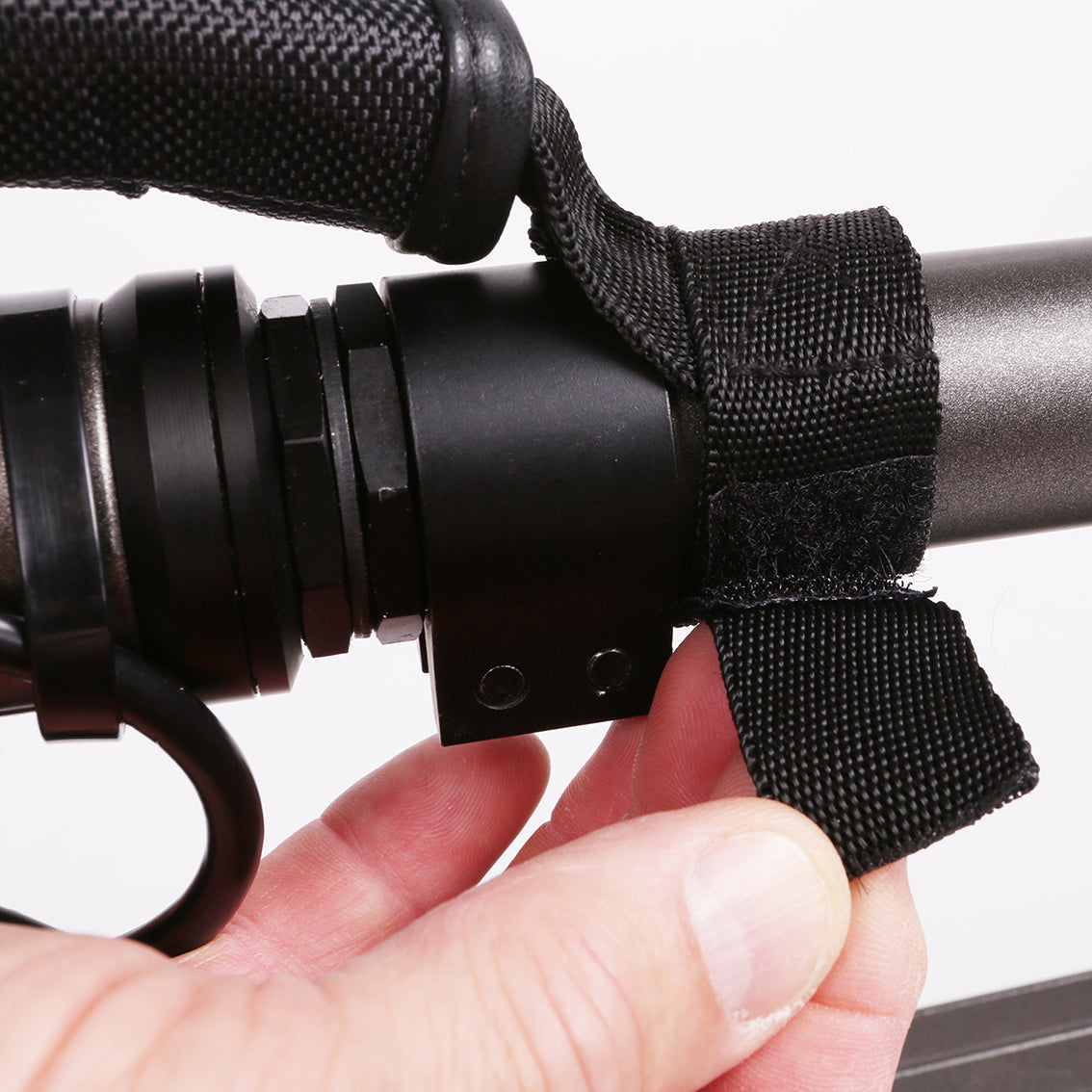 Lenkerstangen Tragegriff - Tragegriff für alle SXT Light Modelle perfekt ausbalanciert um den e-Scooter zu transportieren der Tragegriff kann an der vorderen Lenkerstange befestigt werden, so dass der Scooter im zusammengeklappten Zustand bequem mit einer