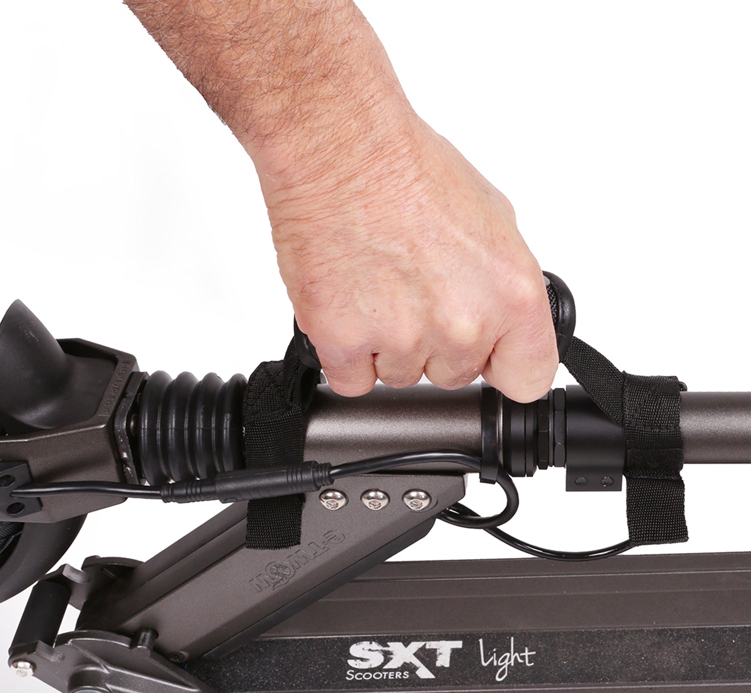 Lenkerstangen Tragegriff - Tragegriff für alle SXT Light Modelle perfekt ausbalanciert um den e-Scooter zu transportieren der Tragegriff kann an der vorderen Lenkerstange befestigt werden, so dass der Scooter im zusammengeklappten Zustand bequem mit einer