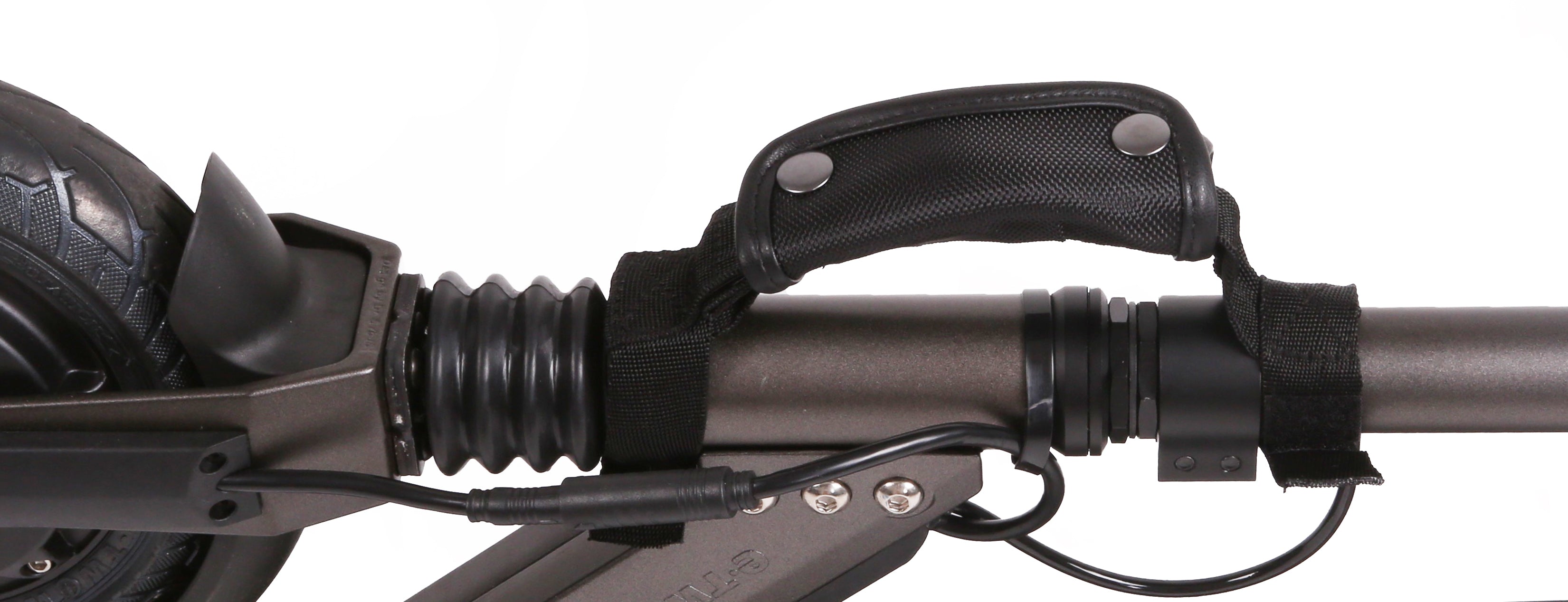 Lenkerstangen Tragegriff - Tragegriff für alle SXT Light Modelle perfekt ausbalanciert um den e-Scooter zu transportieren der Tragegriff kann an der vorderen Lenkerstange befestigt werden, so dass der Scooter im zusammengeklappten Zustand bequem mit einer