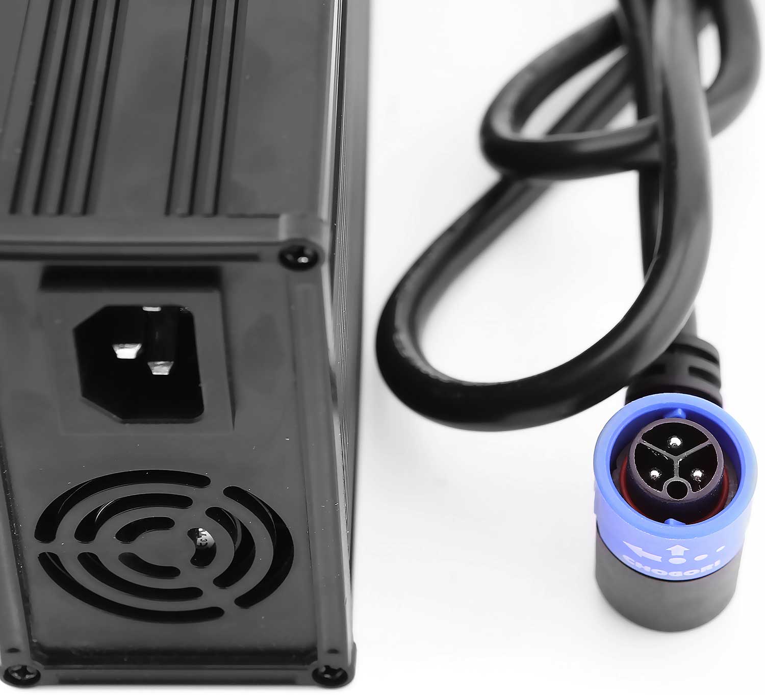 Ladegerät 60 V / 7,0 A - der Lieferumfang beinhaltet: 1x Lithium Ladegerät 60 V / 7,0 A Technische Daten: 60 Volt Betriebsspannung Eingang/Input: AC 100V - 240V 5,0A 47-63Hz Ausgang/Output: 60,0 V / 7,0 A mit integrierter LED-Anzeige und Auto-Abschaltfunk