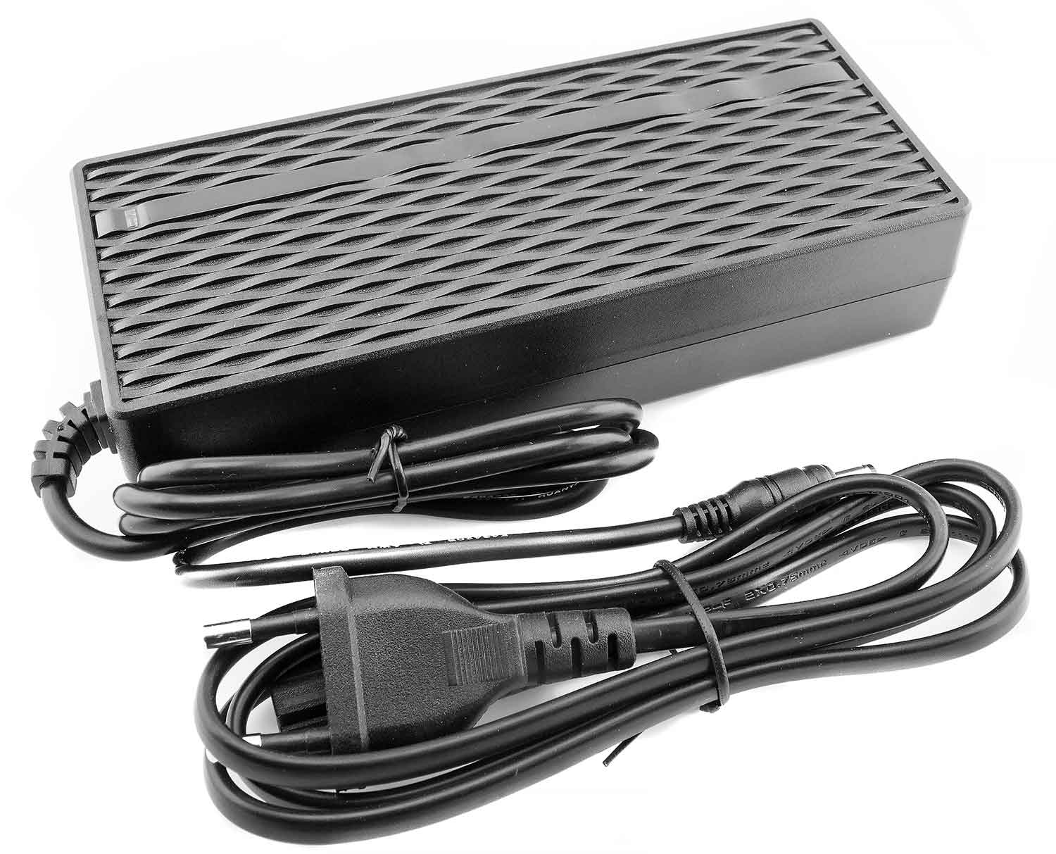 Ladegerät 41,5 V / 3,0 A - der Lieferumfang beinhaltet: 1x Ladegerät für den SXT Light Plus V eKFV 1x Netzkabel Technische Daten: Maße: 17,10 x 7,10 x 3,90 (LxBxH) Input: 100-240V // 50/60Hz // 3.0 A Output: 41,5V = 3.0 A IP20 zertifiziert - von SXT-Scoot